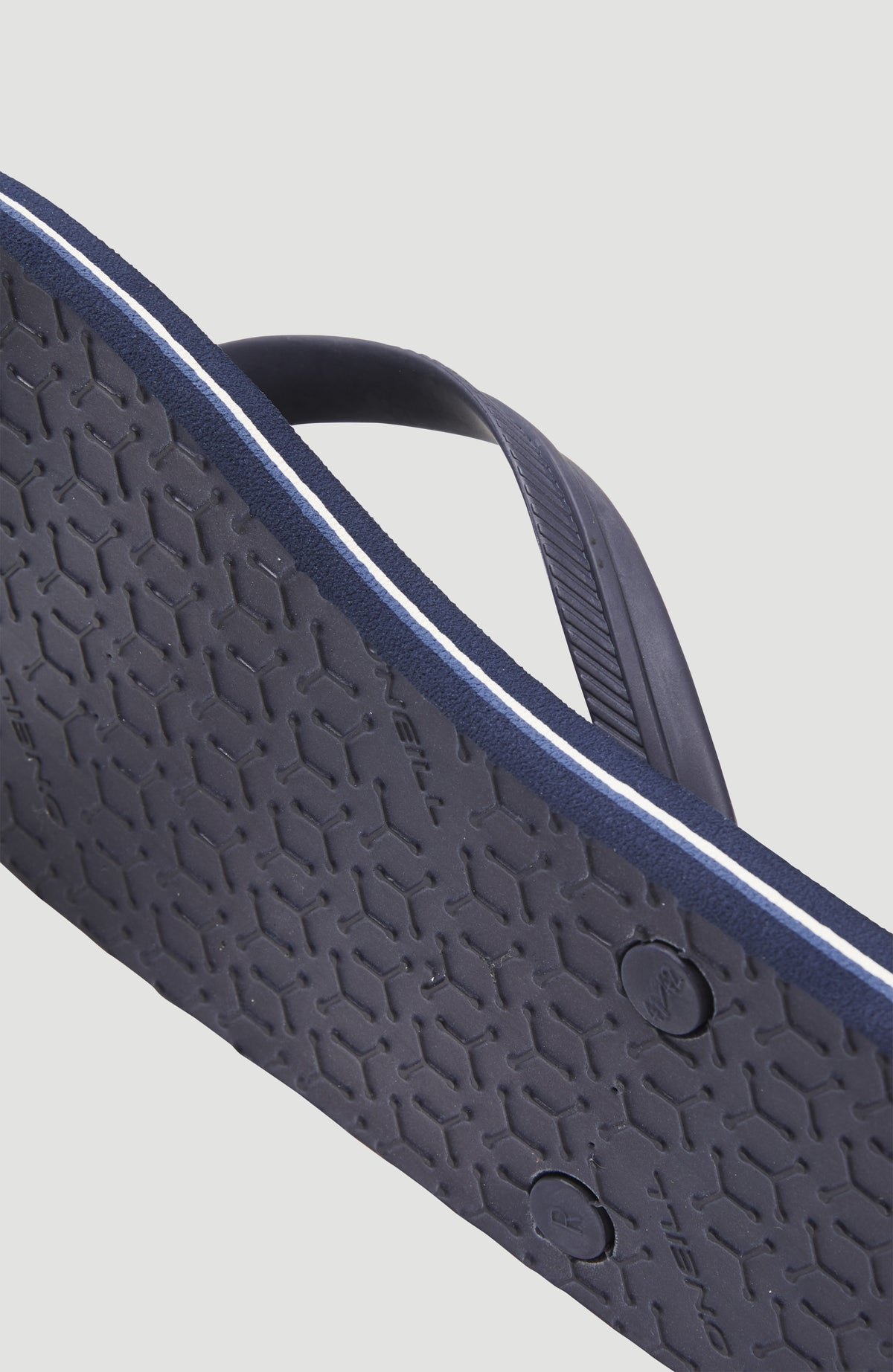 Nahaufnahme der profilierten Laufsohle der blauen Profile Logo Sandalen mit Logo-Print in Weiß