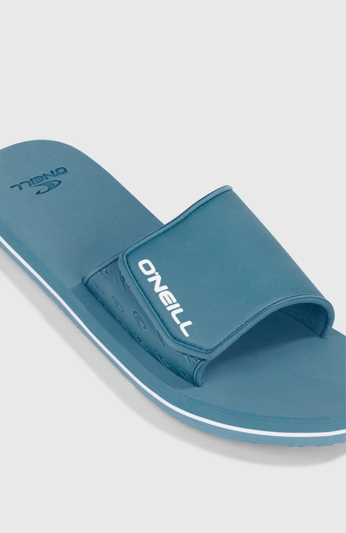 Verstellbare Slides für Herren, blau, Nahaufnahme des Riemens mit weißem Logo-Schriftzug