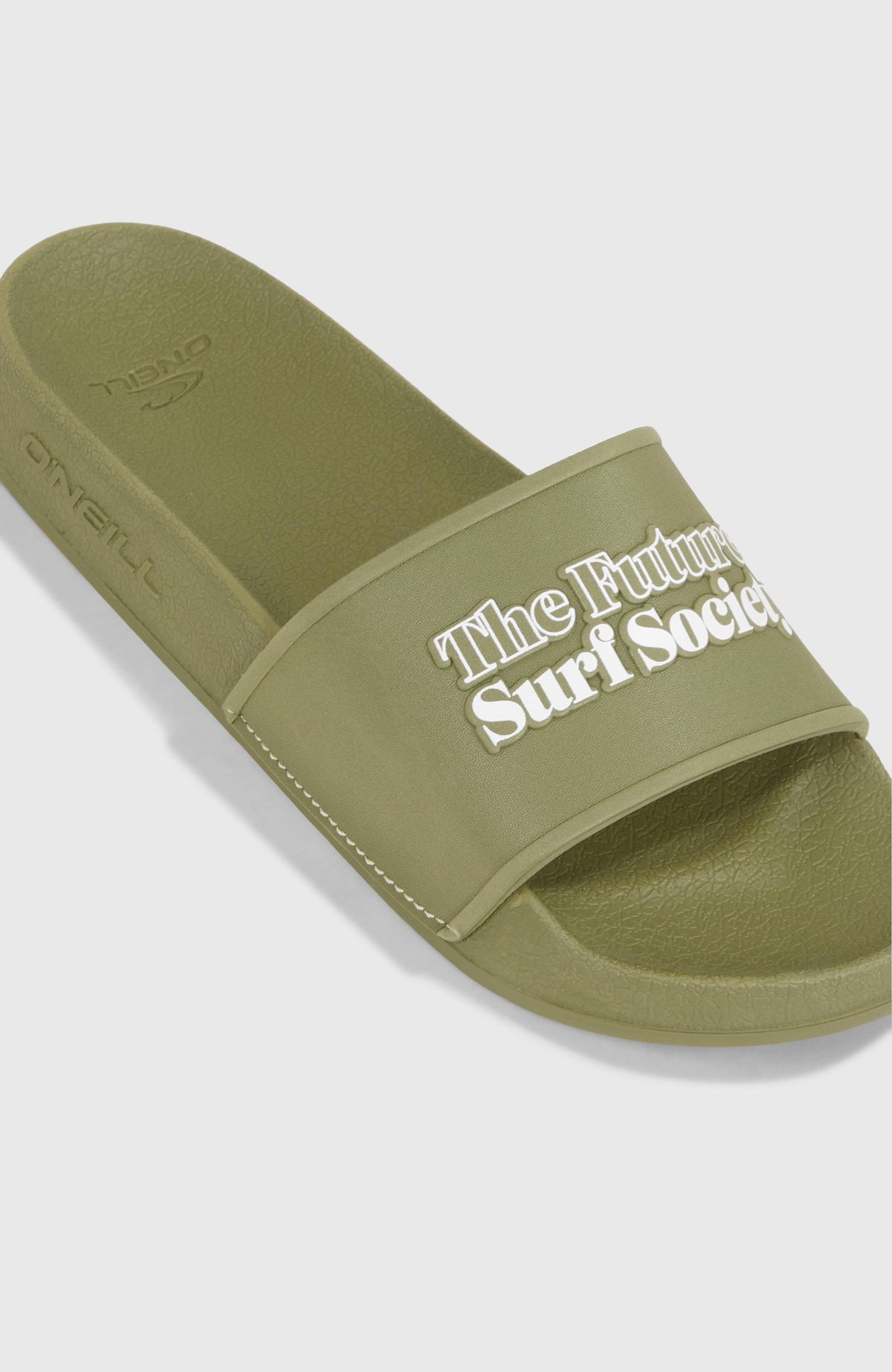 Nahaufnahme der grünen Future Surf Society Unisex-Slides für Herren, breiter Riemen mit weißem Schriftzug