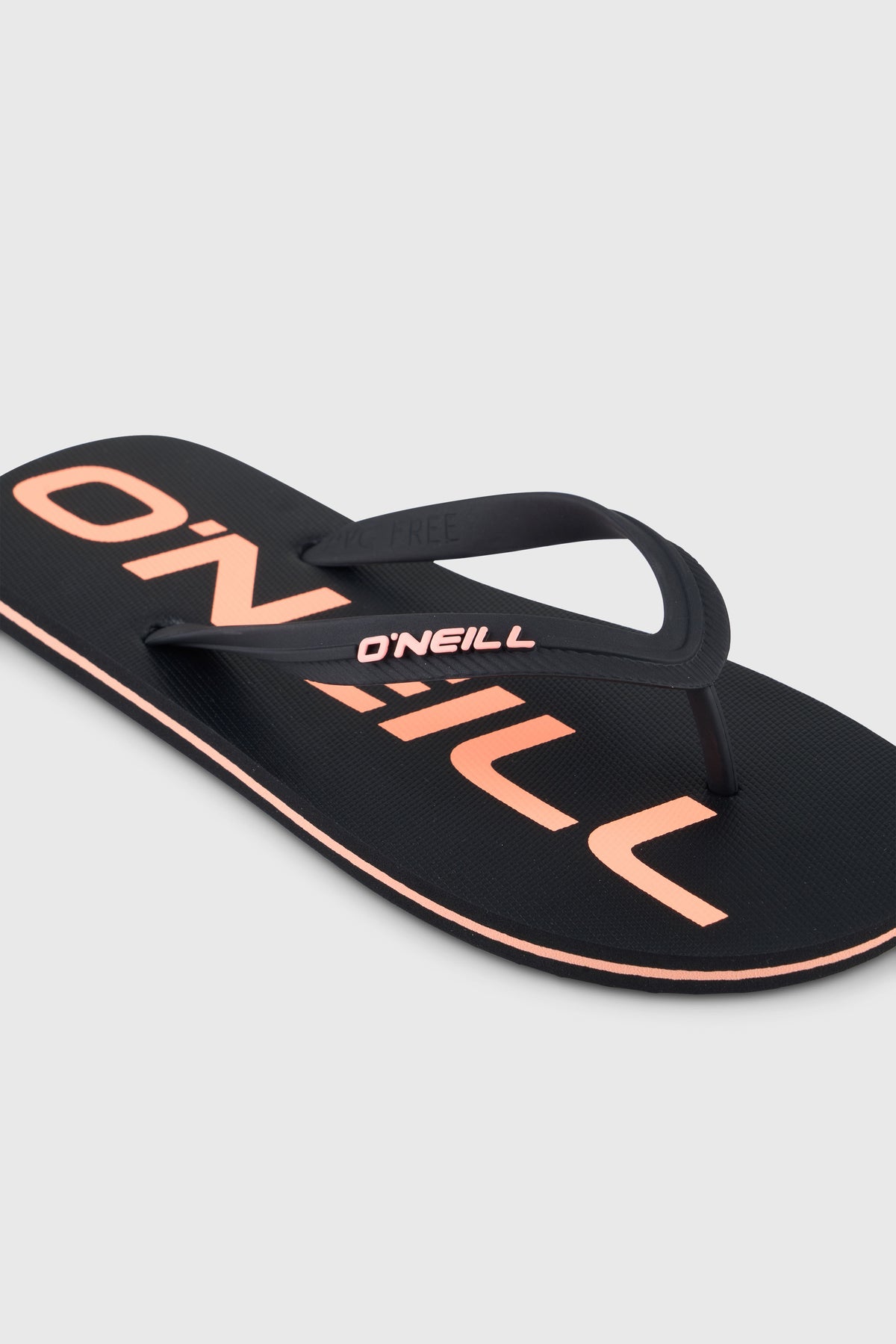 Nahaufnahme der schwarzen Profile Logo Sandalen für Herren mit Riemen und Logo-Print auf dem Fußbett