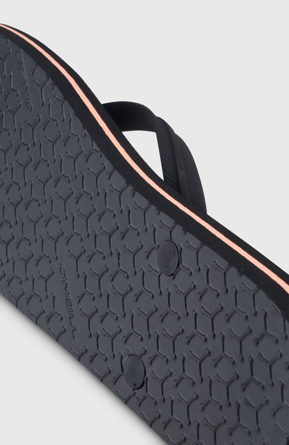 Schwarze Profile Logo Sandalen für Herren, Nahaufnahme der profilierten Unterseite der Sohle
