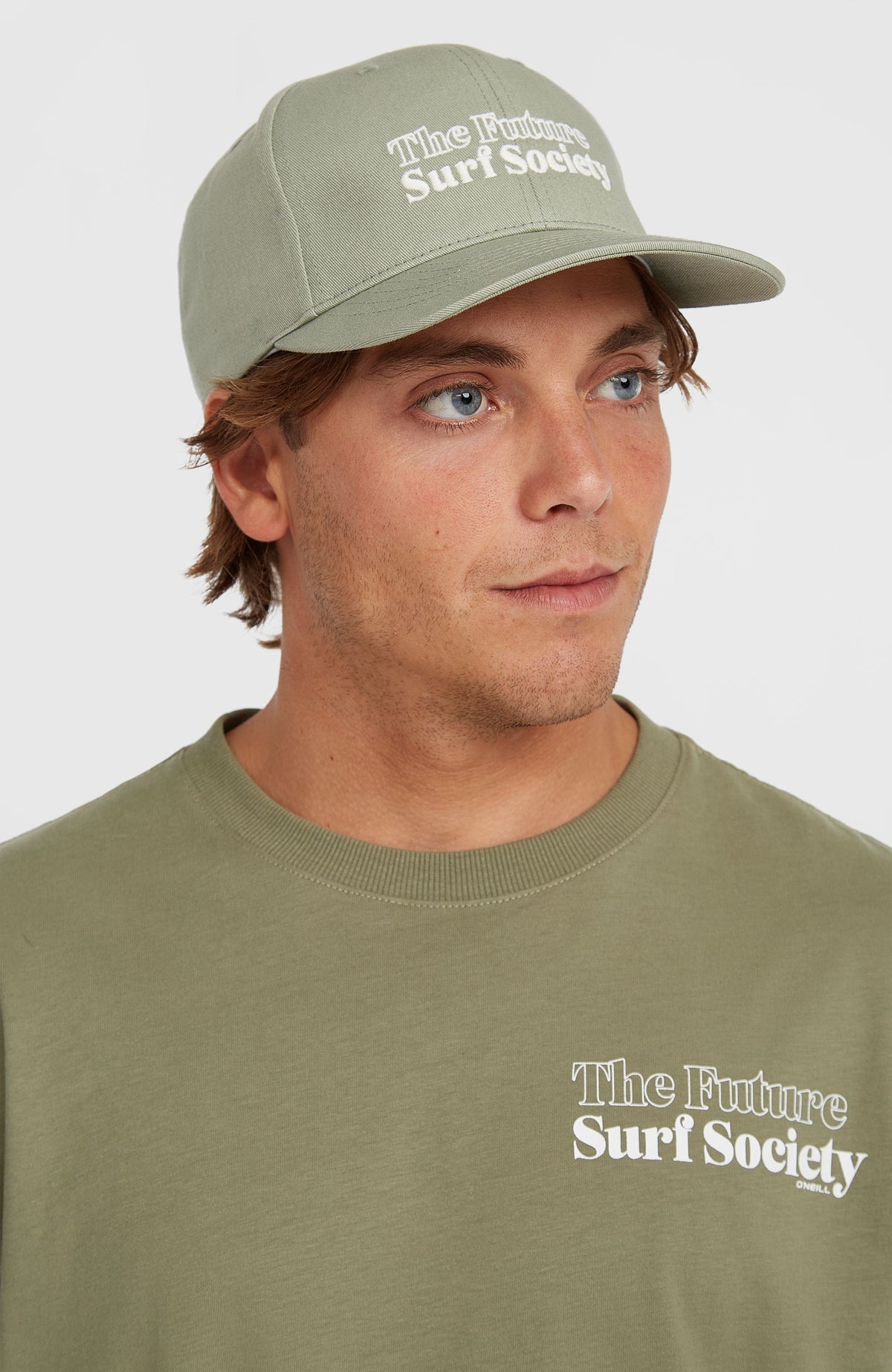 Future Surf Society Cap für Herren, grün mit Schriftzug in Weiß, schräge Ansicht am Model