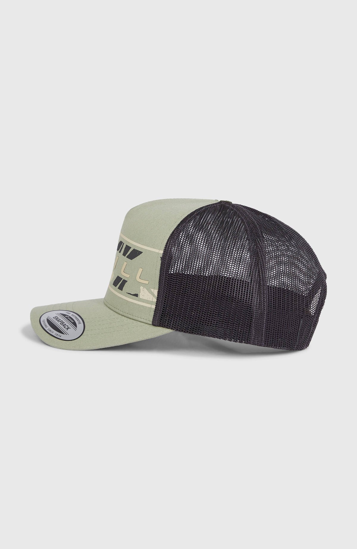 Flower Trucker Cap für Herren, grün mit Blumenmuster in Beige und Schwarz, freigestellt von der Seite mit Mesh