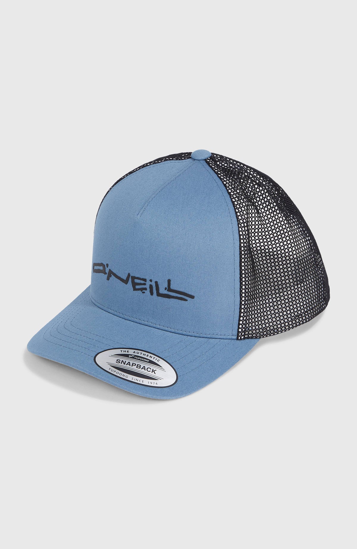 O'Neill Trucker Cap für Herren, blau mit Logo-Print in Schwarz, freigestellt von schräg vorne