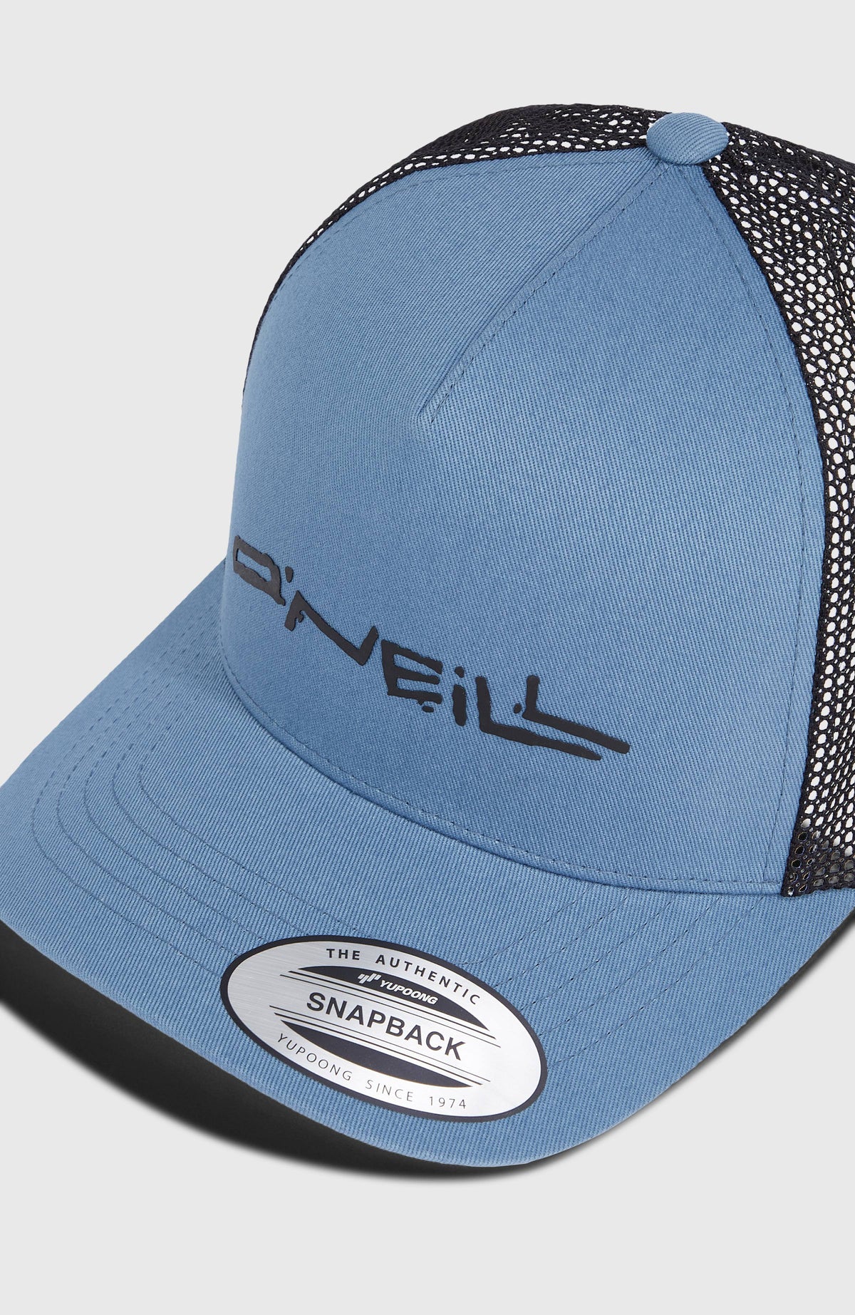 Nahaufnahme der blauen Trucker Cap für Herren mit Logo-Print in Schwarz und gebogenem Schirm