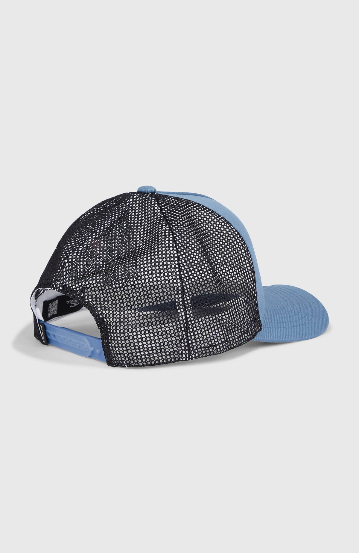 Trucker Cap für Herren, blau mit Logo-Print in Schwarz, freigestellt von hinten mit Snapback-Verschluss