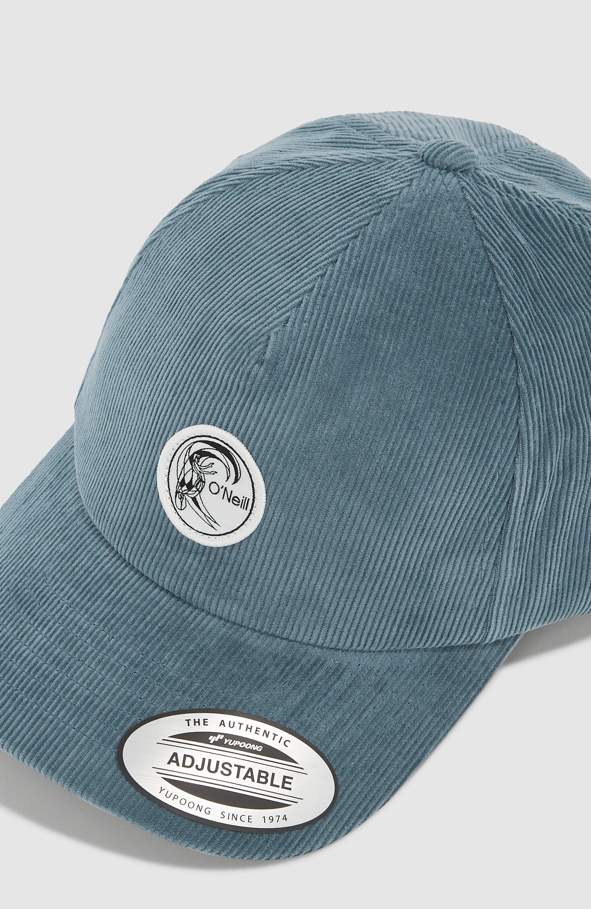 Nahaufnahme der blauen O'Riginals Cord-Cap von schräg oben mit rundem Logo-Patch