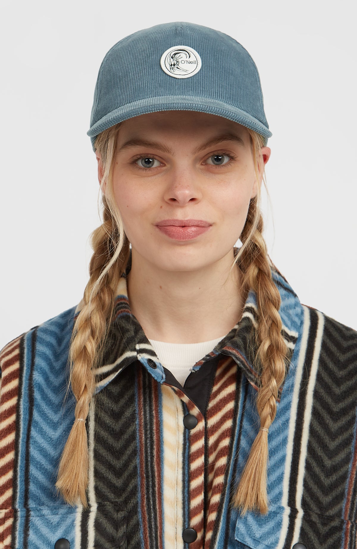 O'Riginals Cord-Cap, blau, Frontalansicht mit Schirm, getragen am Model