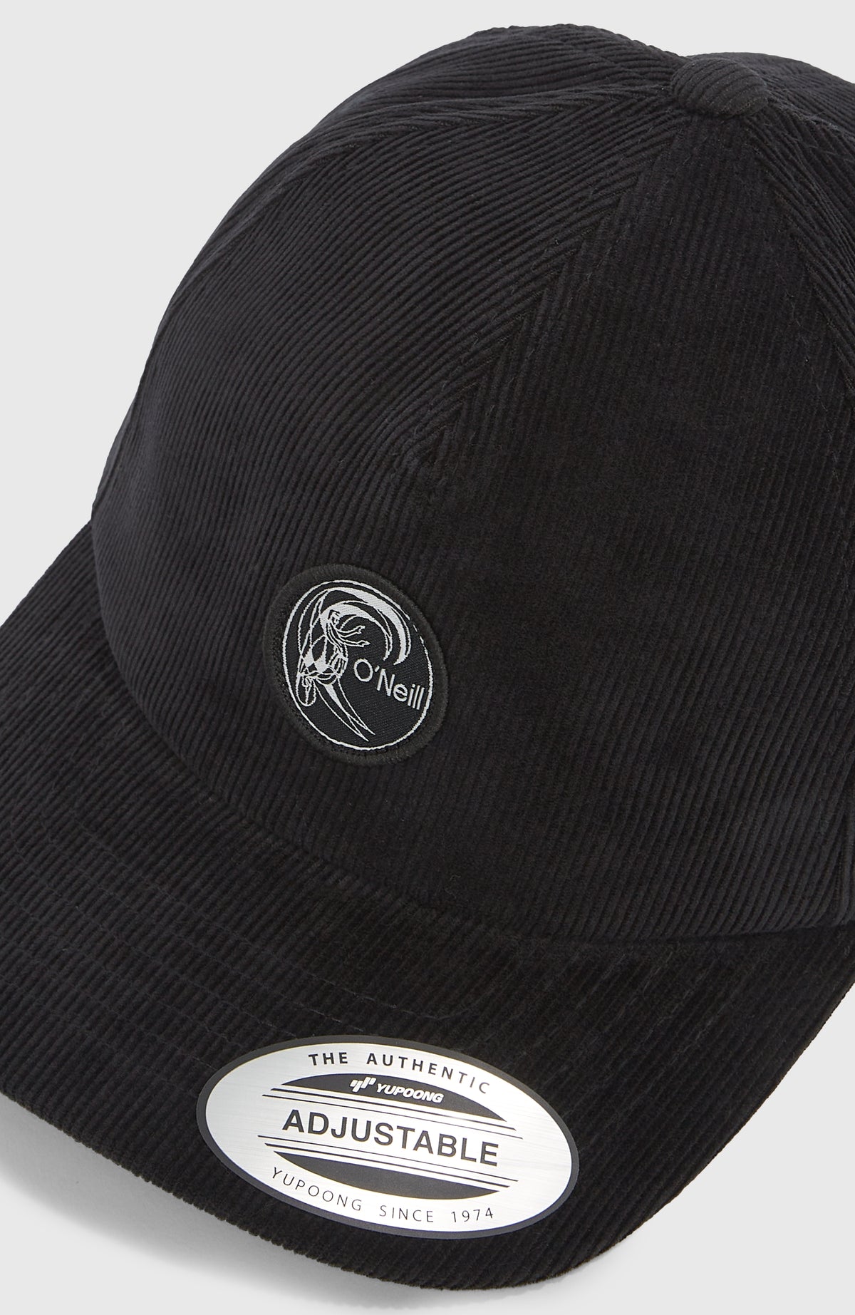 Nahaufnahme der schwarzen O'Riginals Cord-Cap mit rundem Logo-Patch auf der Front