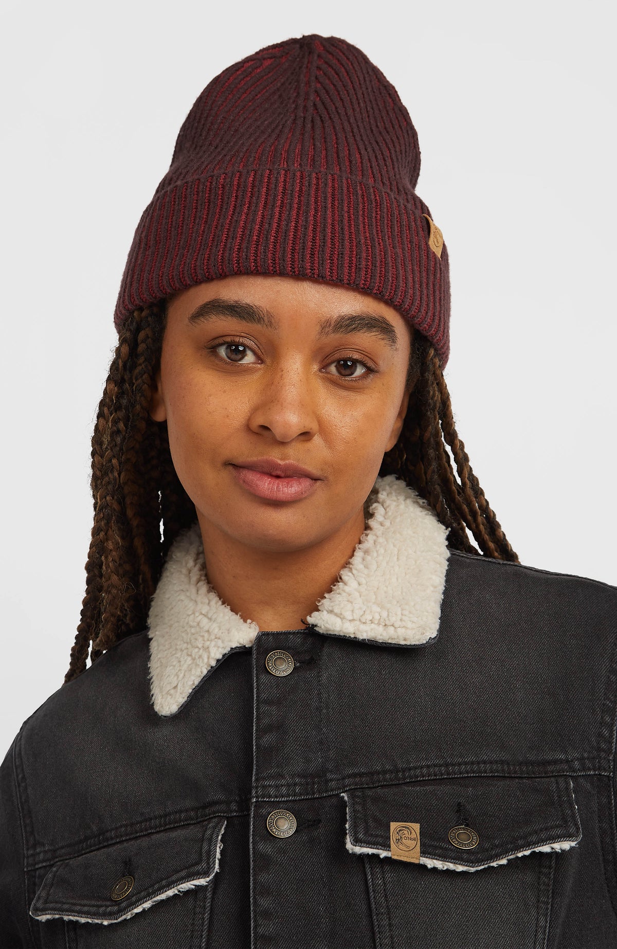 O'Riginals Beanie, orange, getragen am Model von vorne, seitlicher Logo-Patch