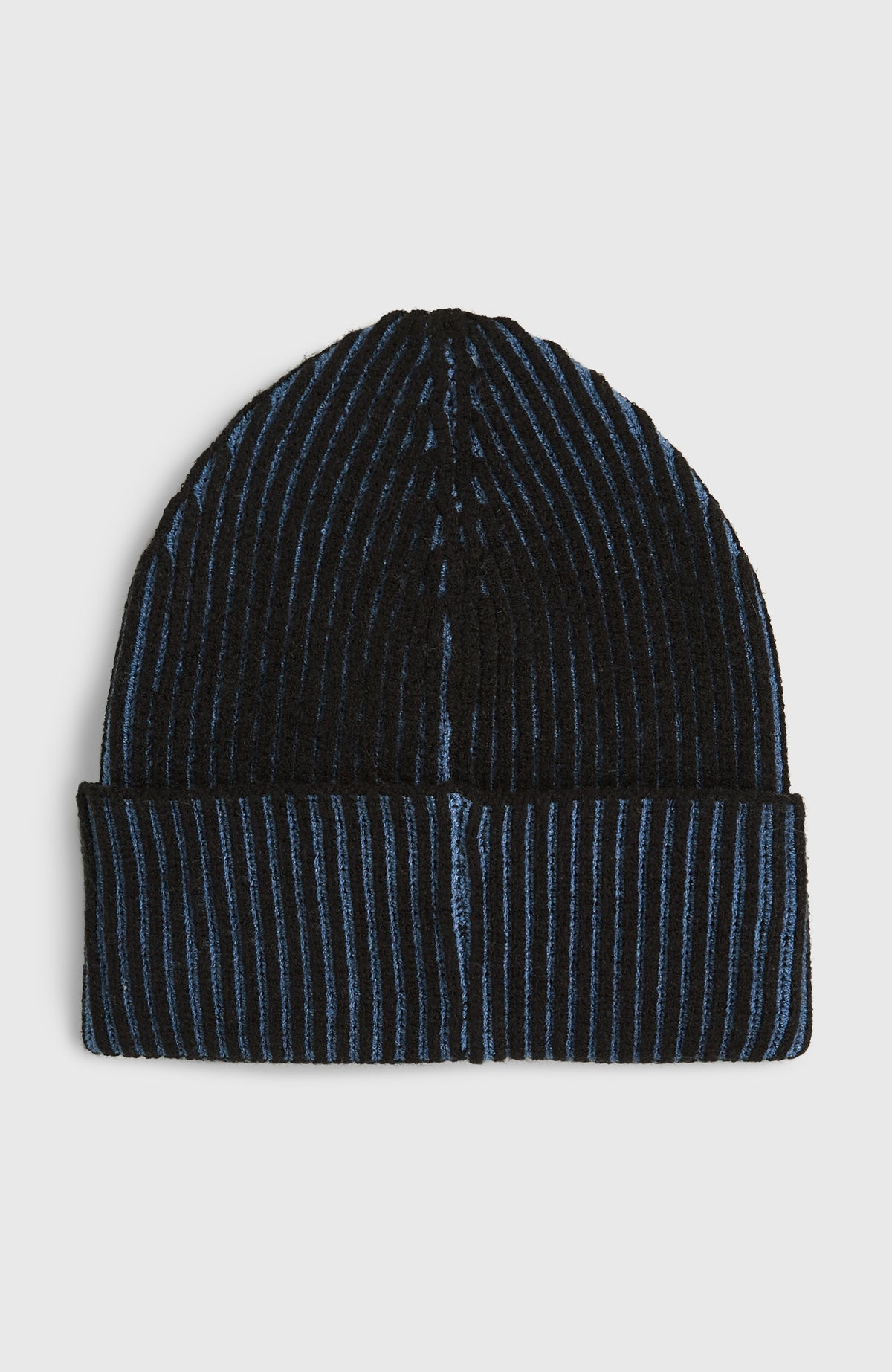 O'Riginals Beanie, blau, freigestellt von hinten mit umgeschlagenem Bund und vertikaler Naht