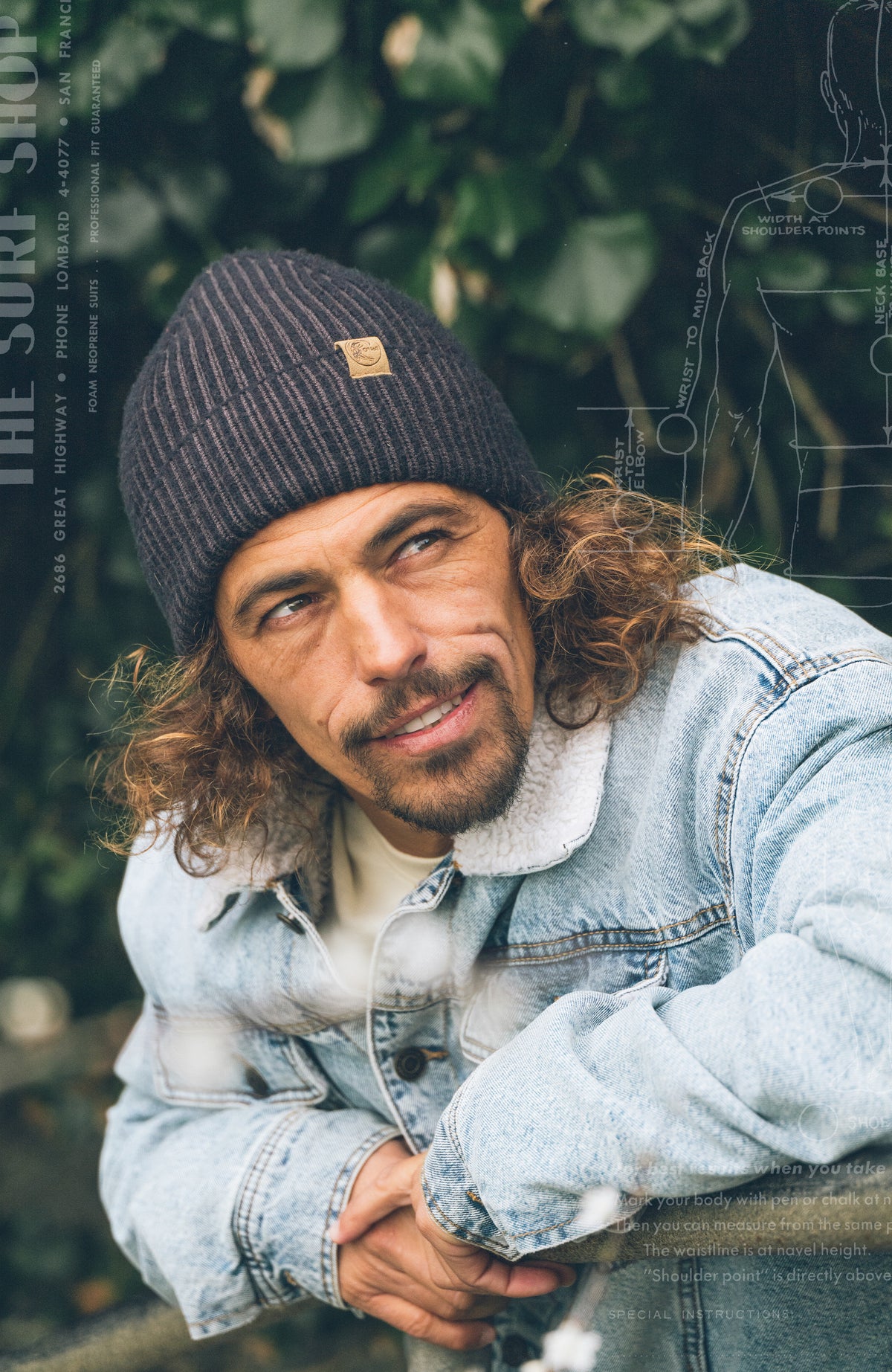 O'Riginals Beanie, schwarz, getragen am Model im Freien, schräge Ansicht mit sichtbarem Logo-Patch am Umschlag
