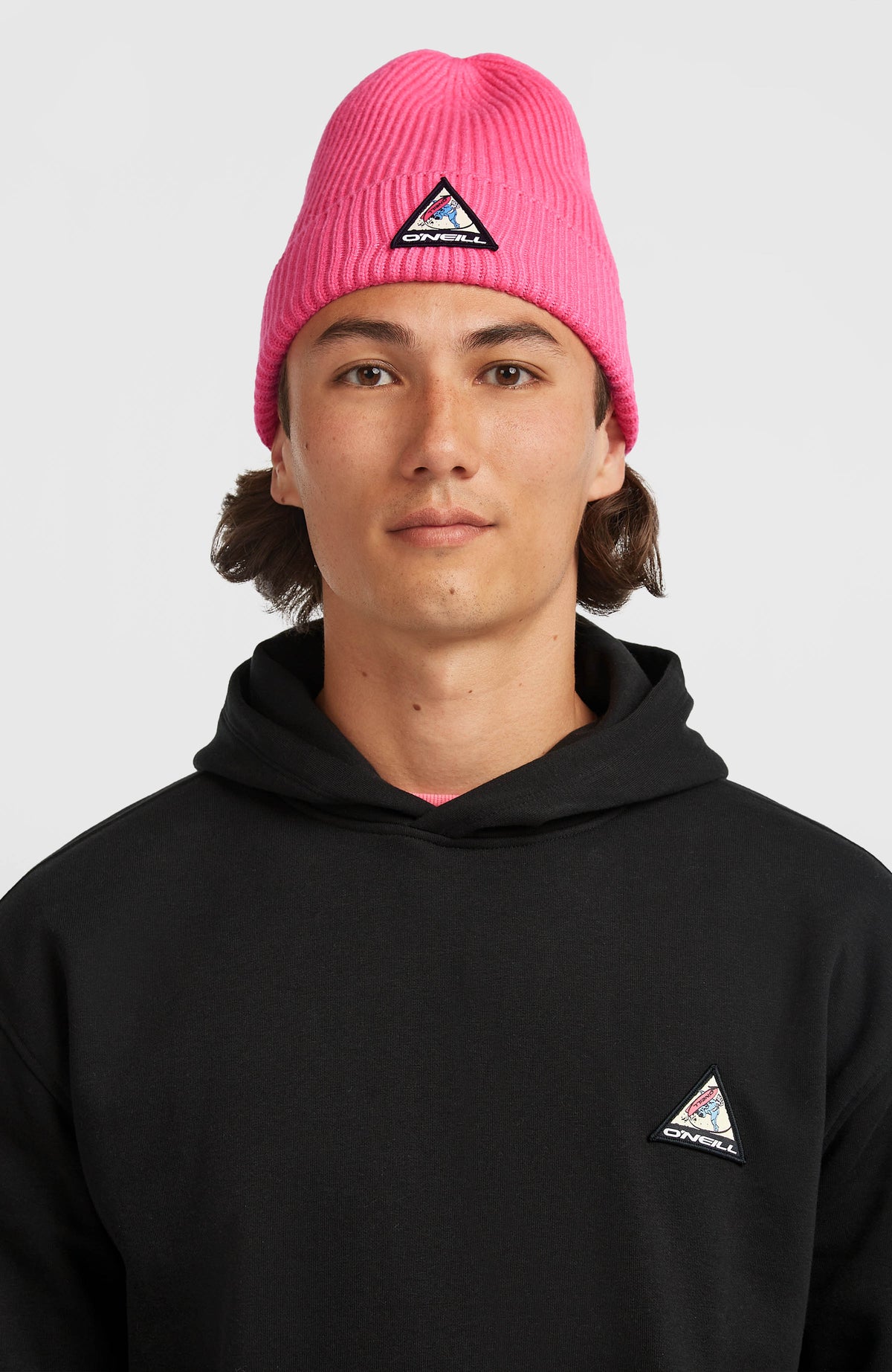 FWC'Play Beanie für Herren, pink, Vorderansicht getragen am Model mit geripptem Umschlag und Logo-Patch