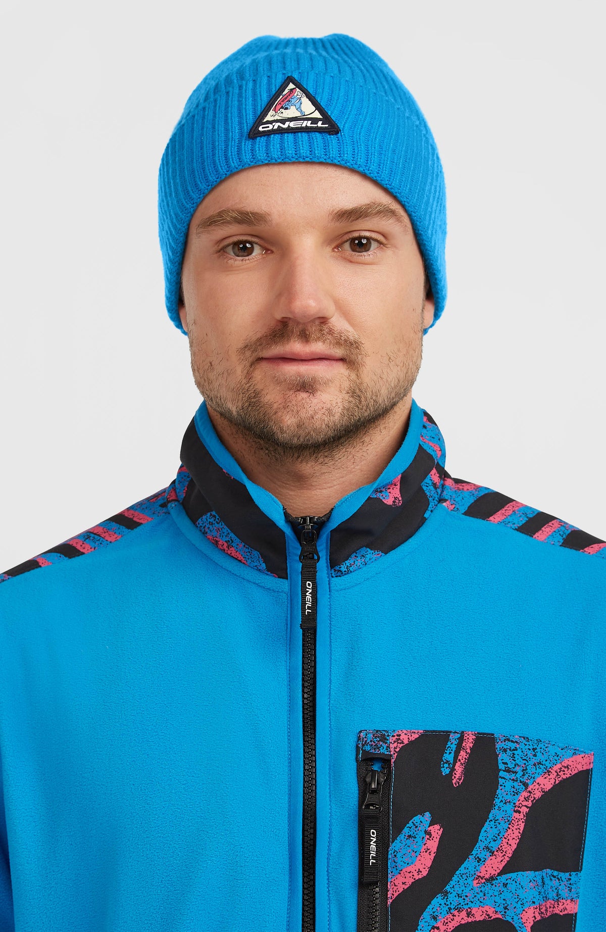 FWC'Play Beanie für Herren, blau, getragen am Model, Vorderansicht mit Logo-Patch auf dem Umschlag