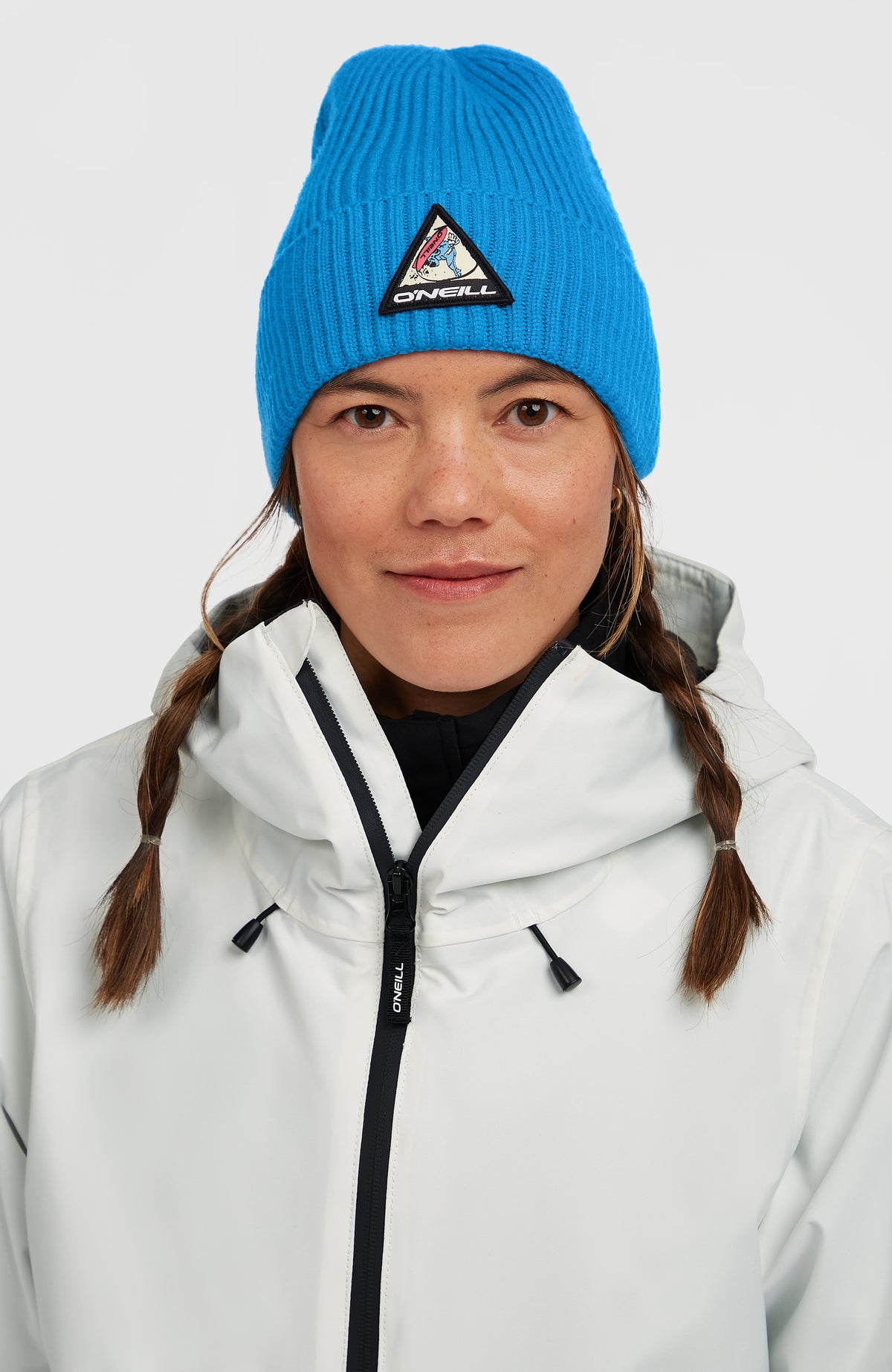 FWC'Play Beanie für Herren, blau, getragen am Model, Nahaufnahme von vorne mit sichtbarer Rippstruktur