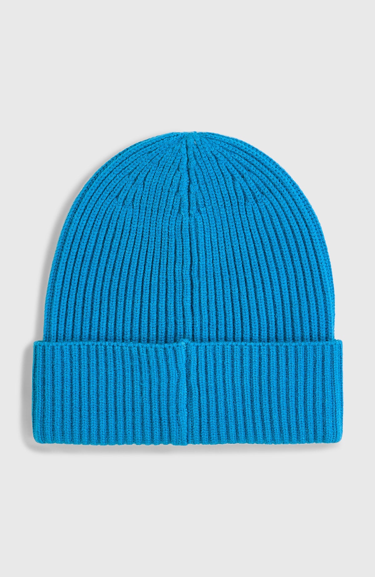 FWC'Play Beanie für Herren, blau, freigestellt von hinten mit breitem Umschlag und Rippstruktur
