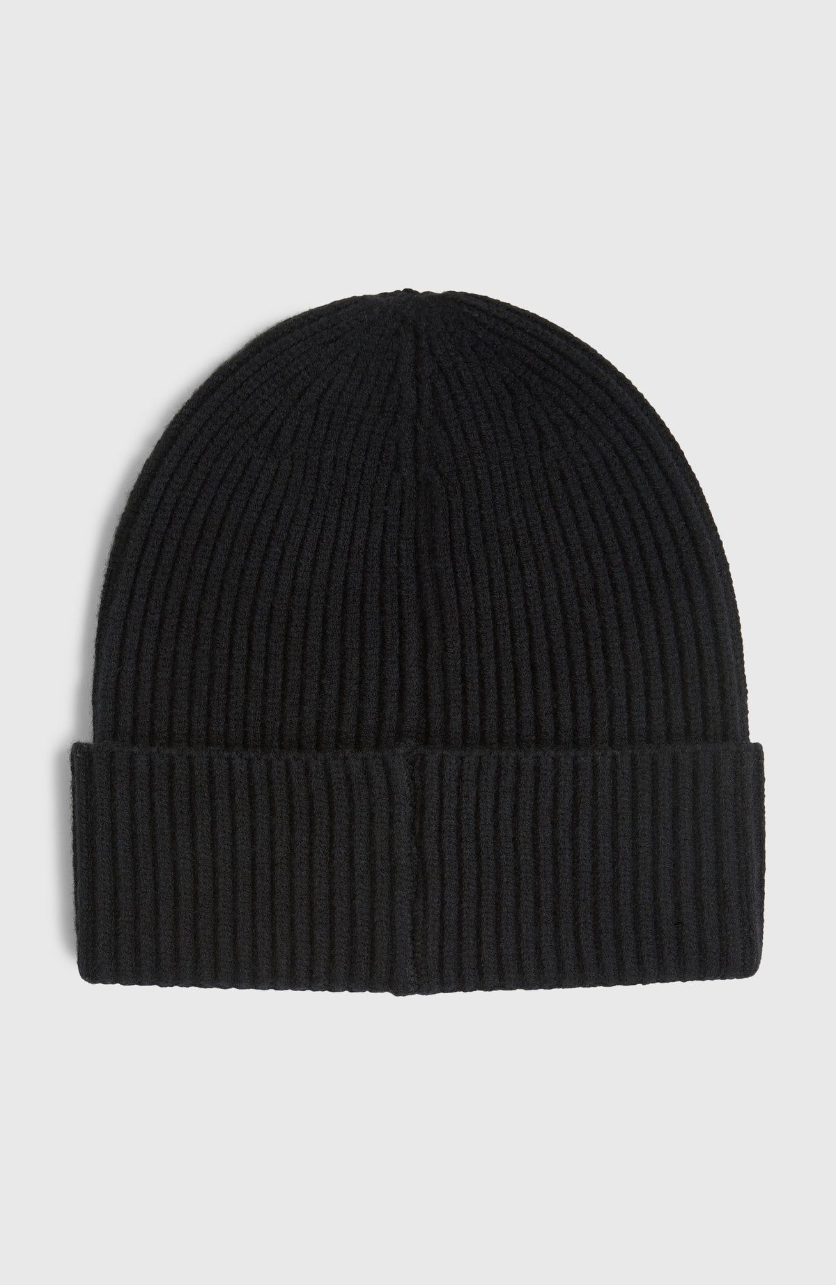 Schwarze FWC'Play Beanie für Herren, freigestellt von hinten mit Naht am Umschlag