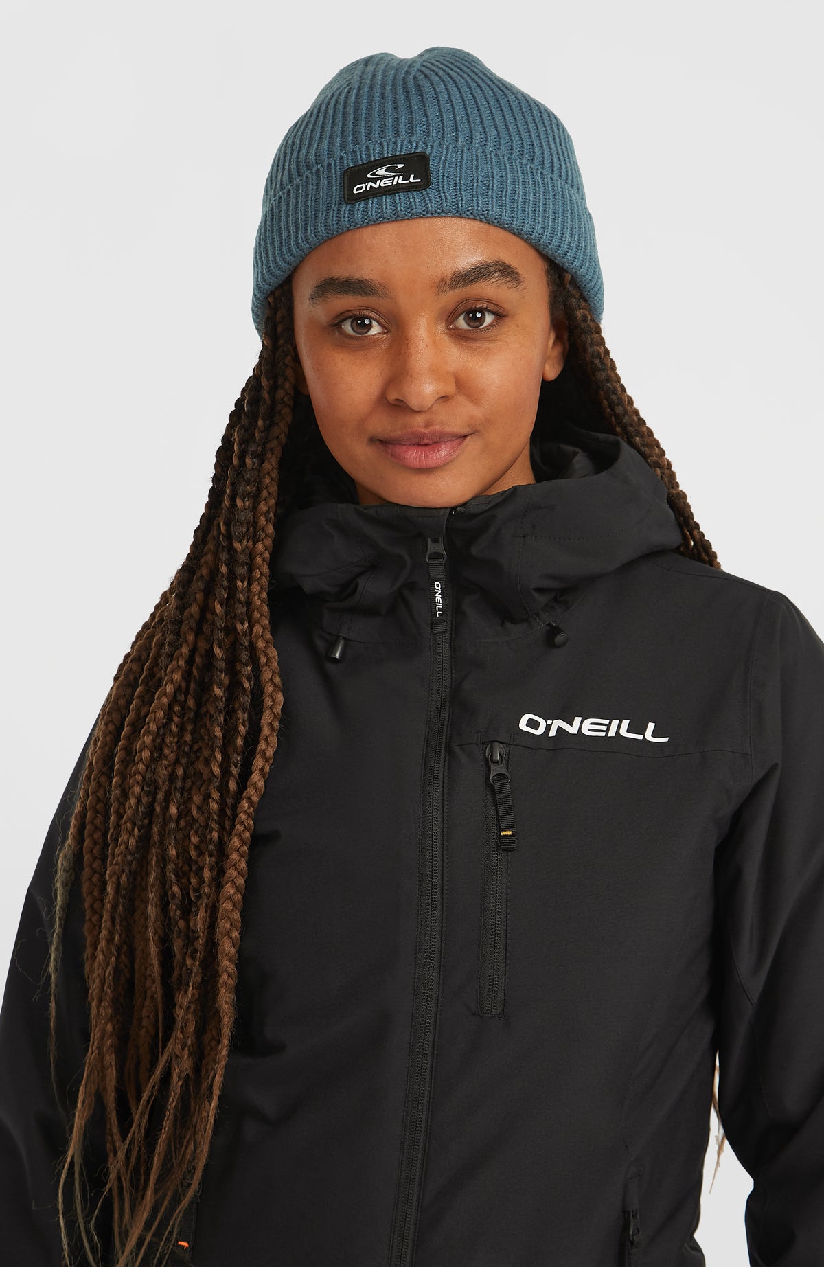 Bouncer Beanie für Herren, blau, getragen am Model in Frontalansicht mit Logo-Patch am Umschlag
