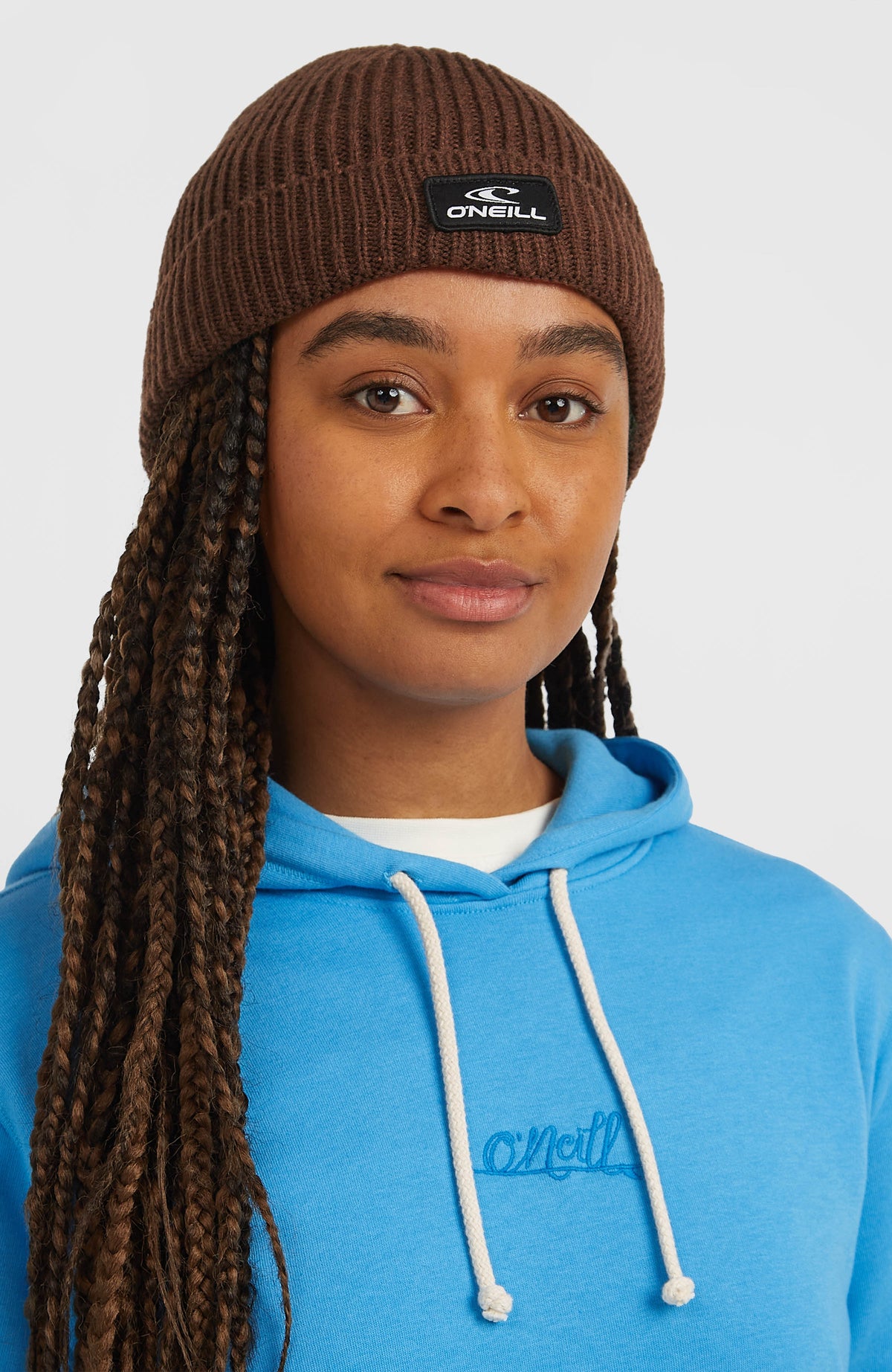 Bouncer Beanie für Herren, braun, getragen am Model, Nahaufnahme mit Logo-Patch