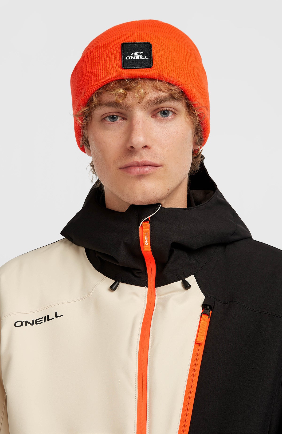 Rote Snow Beanie für Herren, getragen am Model, Frontalansicht mit Umschlag