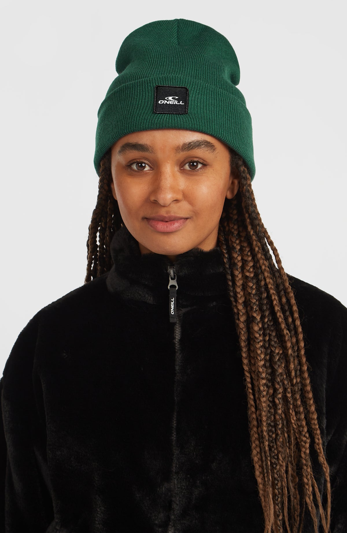 Snow Beanie für Herren, grün, getragen am Model in aufrechter Trageform