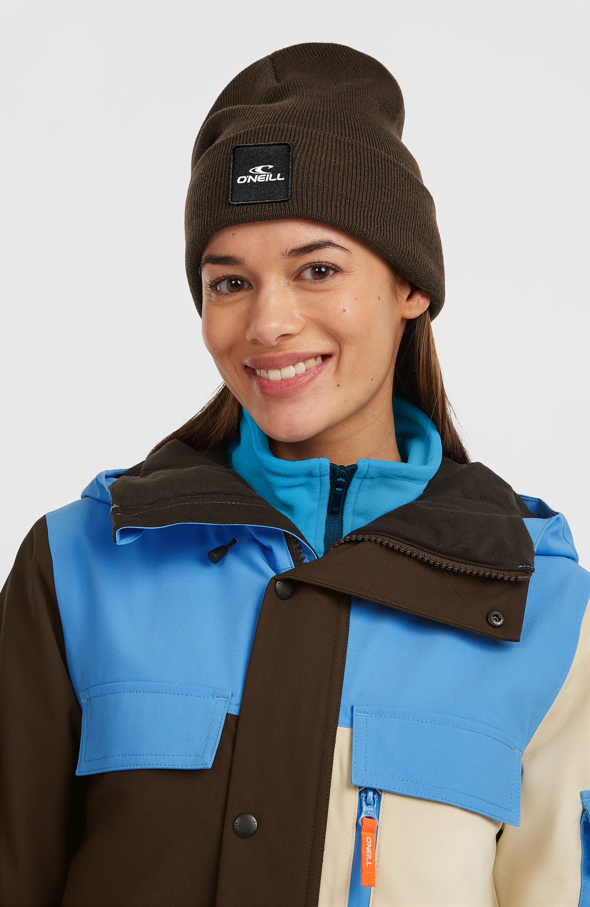 Snow Beanie für Herren, braun, getragen am Model in leicht schräger Ansicht, mit Umschlag und Logo-Patch