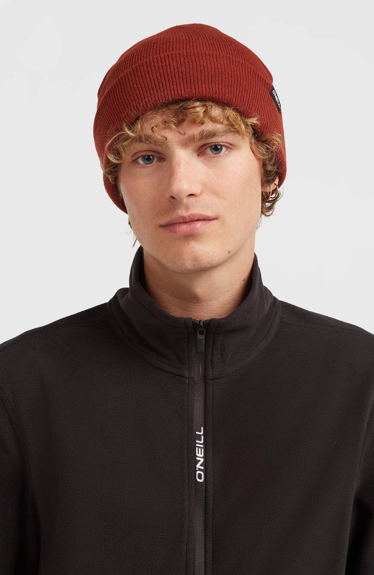 Dolomite Beanie für Herren, orange, getragen am Model mit umgeschlagenem Saum, Vorderansicht