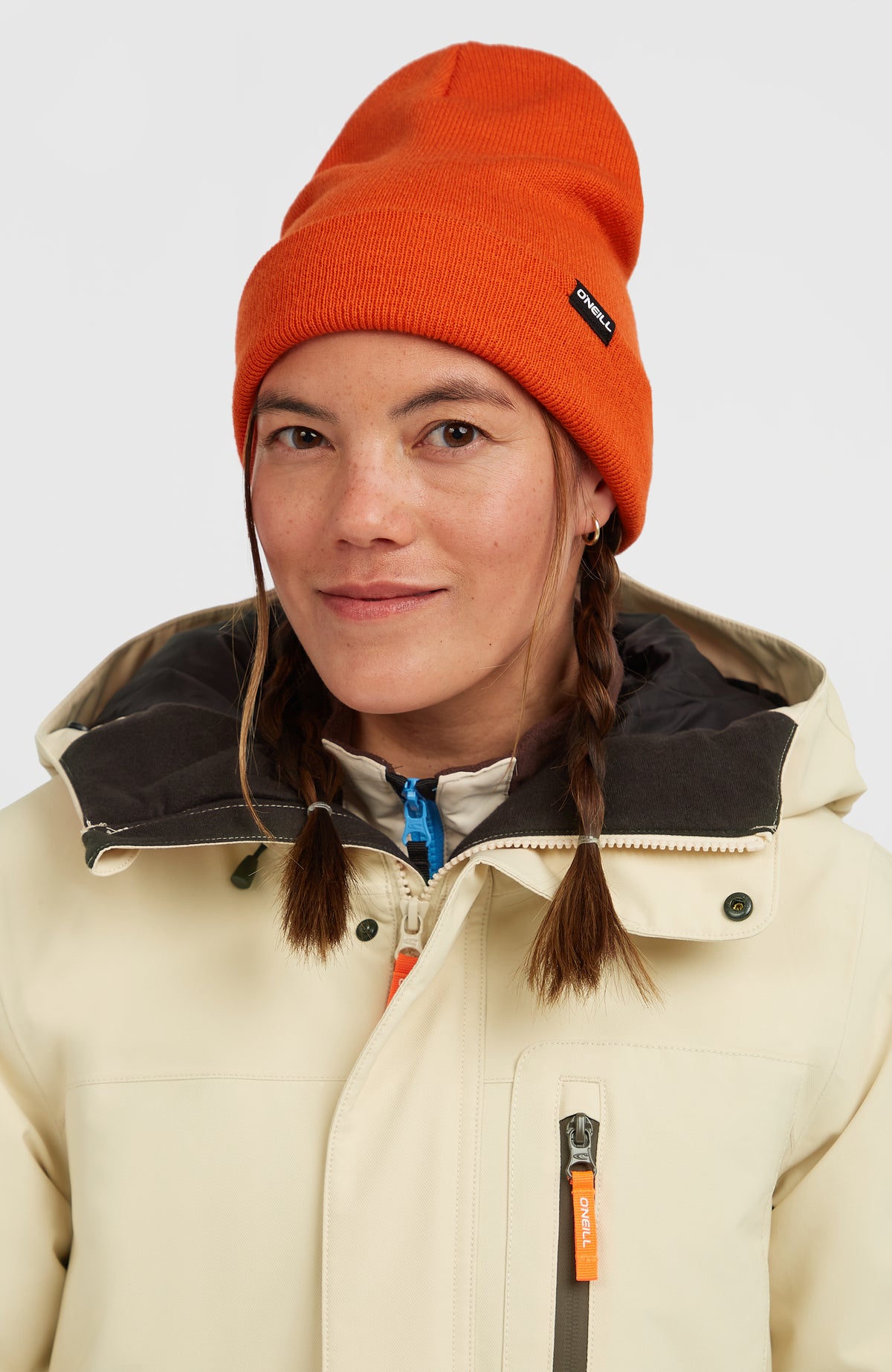 Dolomite Beanie für Herren, rot, getragen am Model, Vorderansicht mit umgeschlagenem Saum