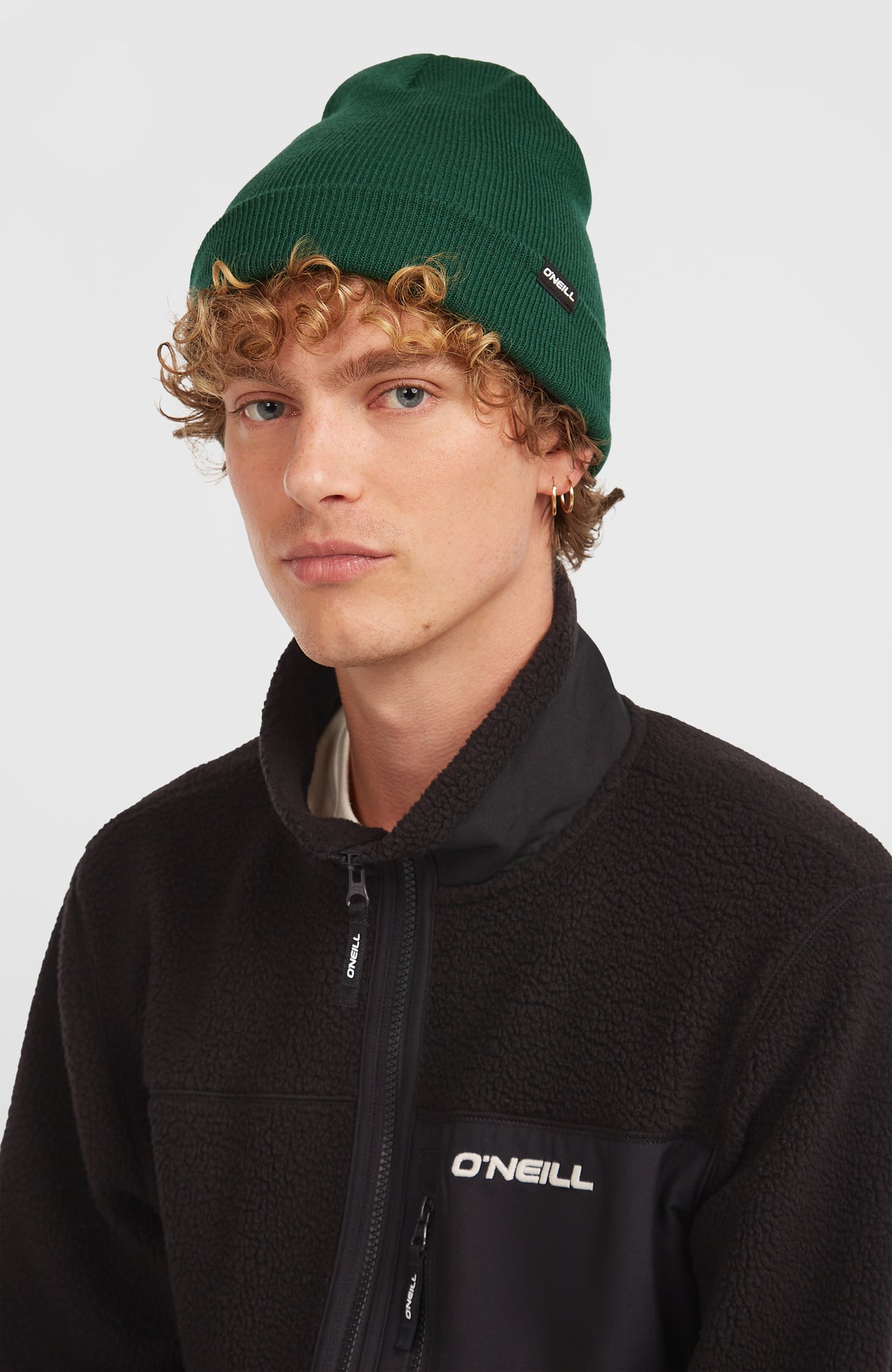 Dolomite Beanie für Herren, grün, getragen am Model, leicht seitliche Ansicht mit Logo-Label