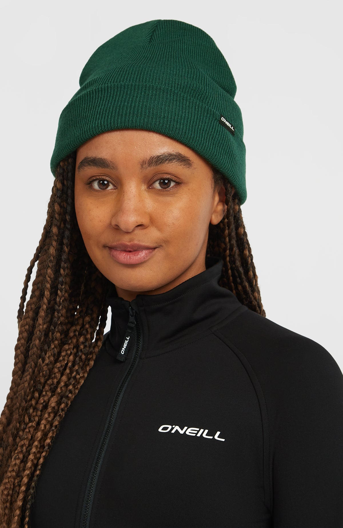 Dolomite Beanie für Herren, grün, mit breitem Umschlag getragen am Model, Vorderansicht