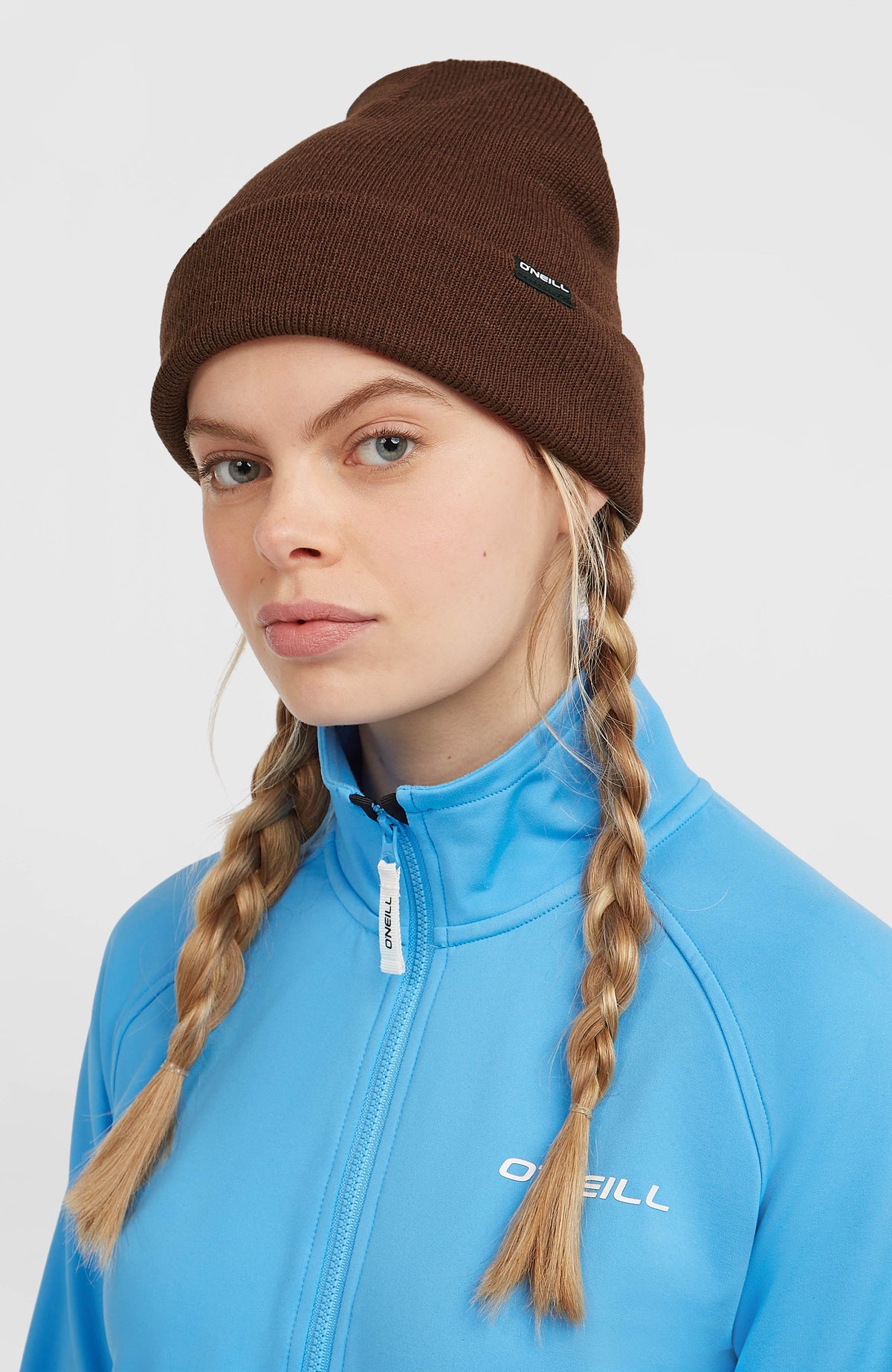 Dolomite Beanie für Herren, braun, getragen am Model mit umgeschlagenem Saum und Logo-Label