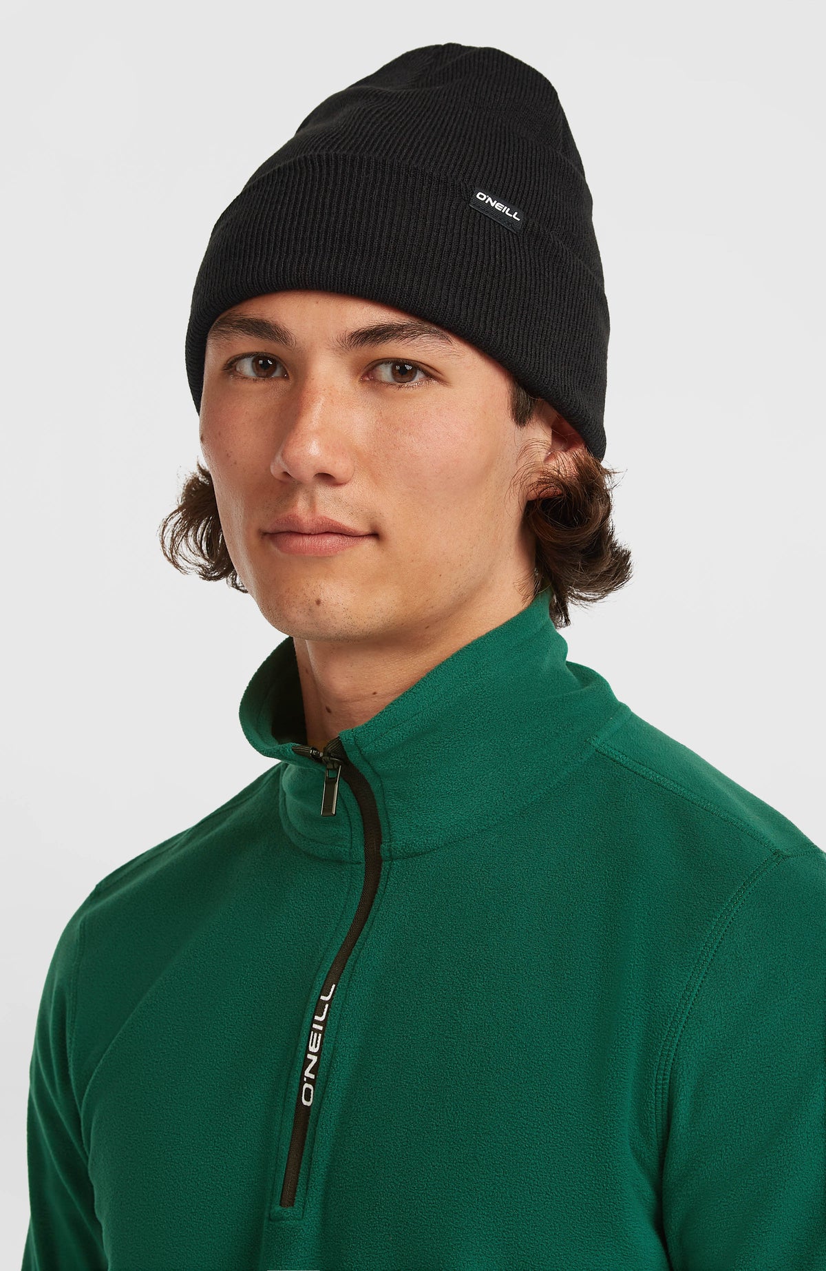 Dolomite Beanie für Herren, schwarz, getragen am Model mit umgeschlagenem Saum