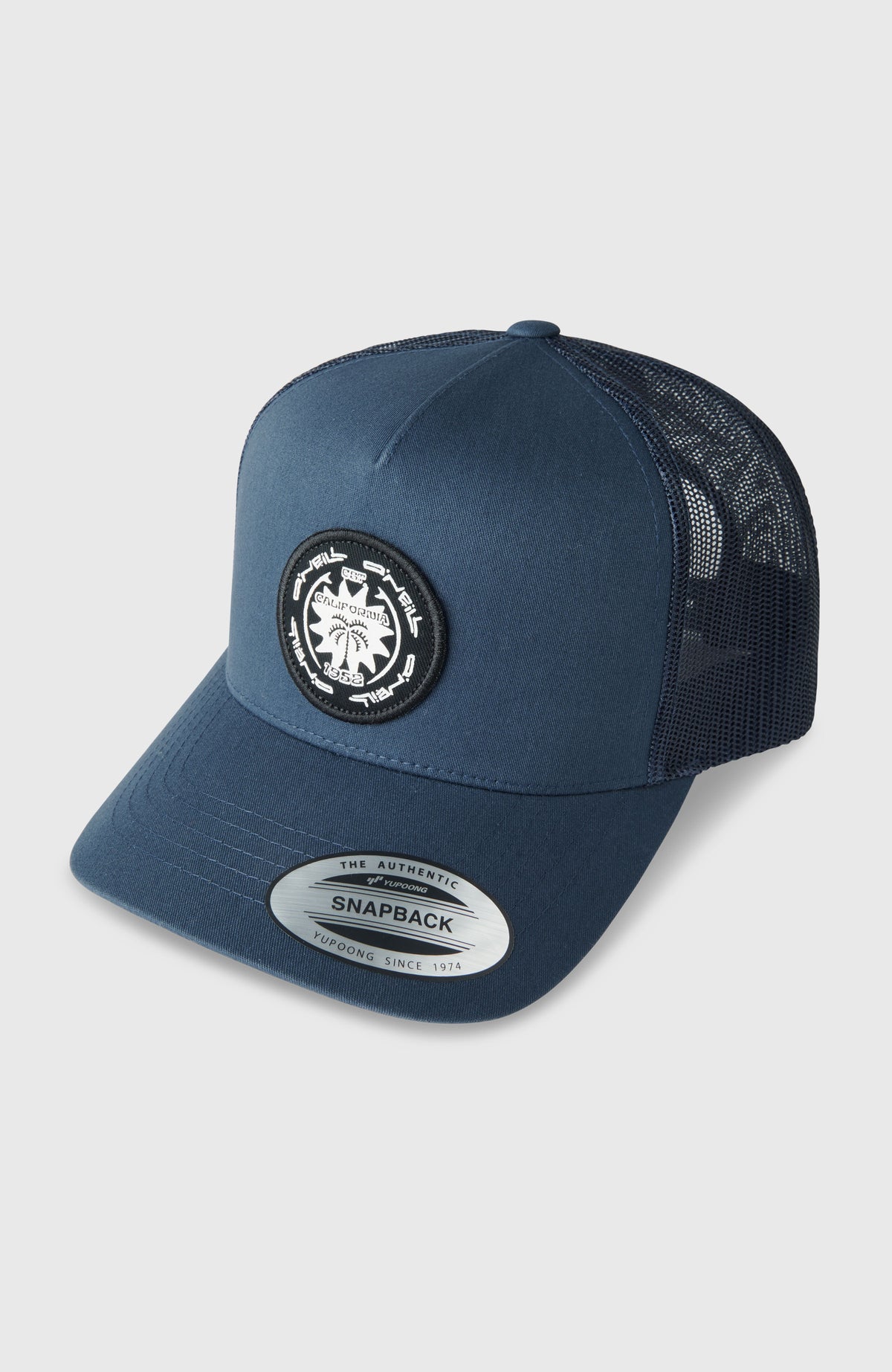 O'Neill Retro Trucker Cap für Herren, blau, freigestellt von schräg vorne mit rundem Logo-Patch
