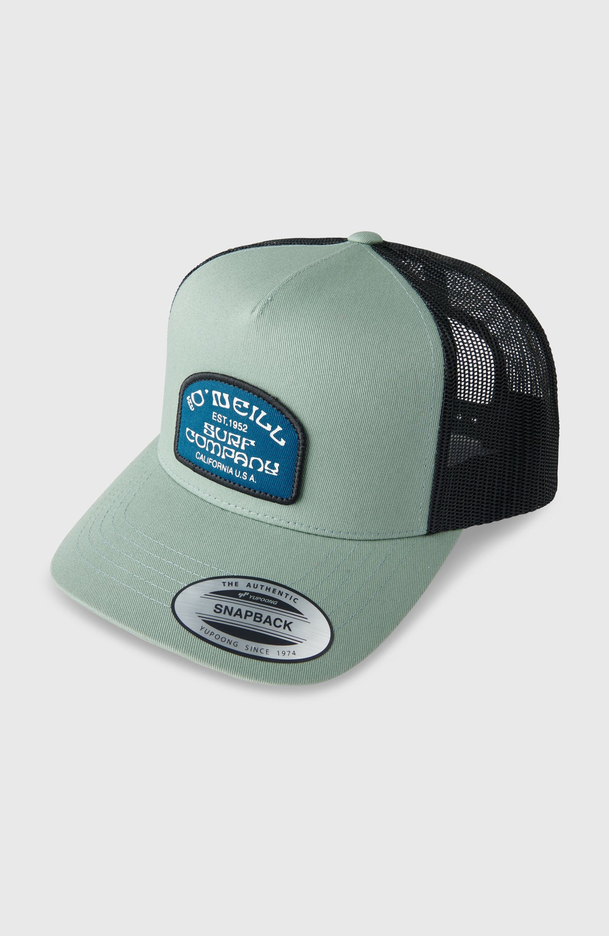 O'Neill Retro Trucker Cap für Herren, grün, freigestellt von schräg vorne mit Logo-Patch auf der Front