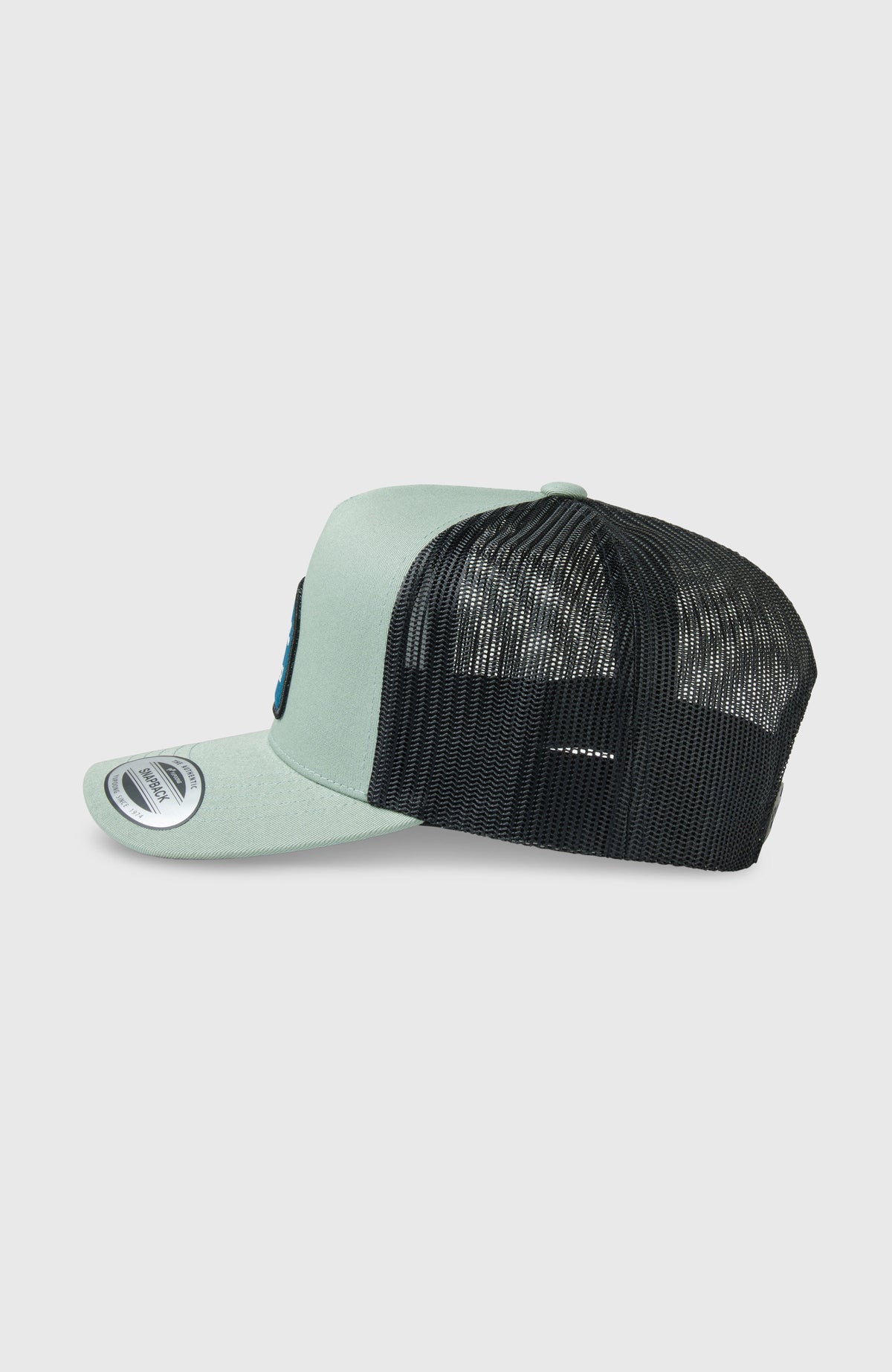 Retro Trucker Cap für Herren, grün, freigestellt in Seitenansicht mit schwarzem Mesh-Einsatz