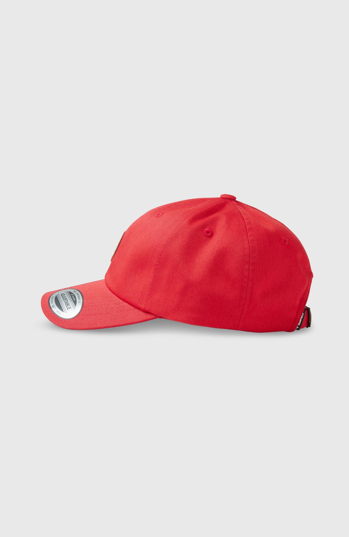 O'Riginals Badge Cap für Herren, rot, freigestellt in Seitenansicht mit gebogenem Schirm