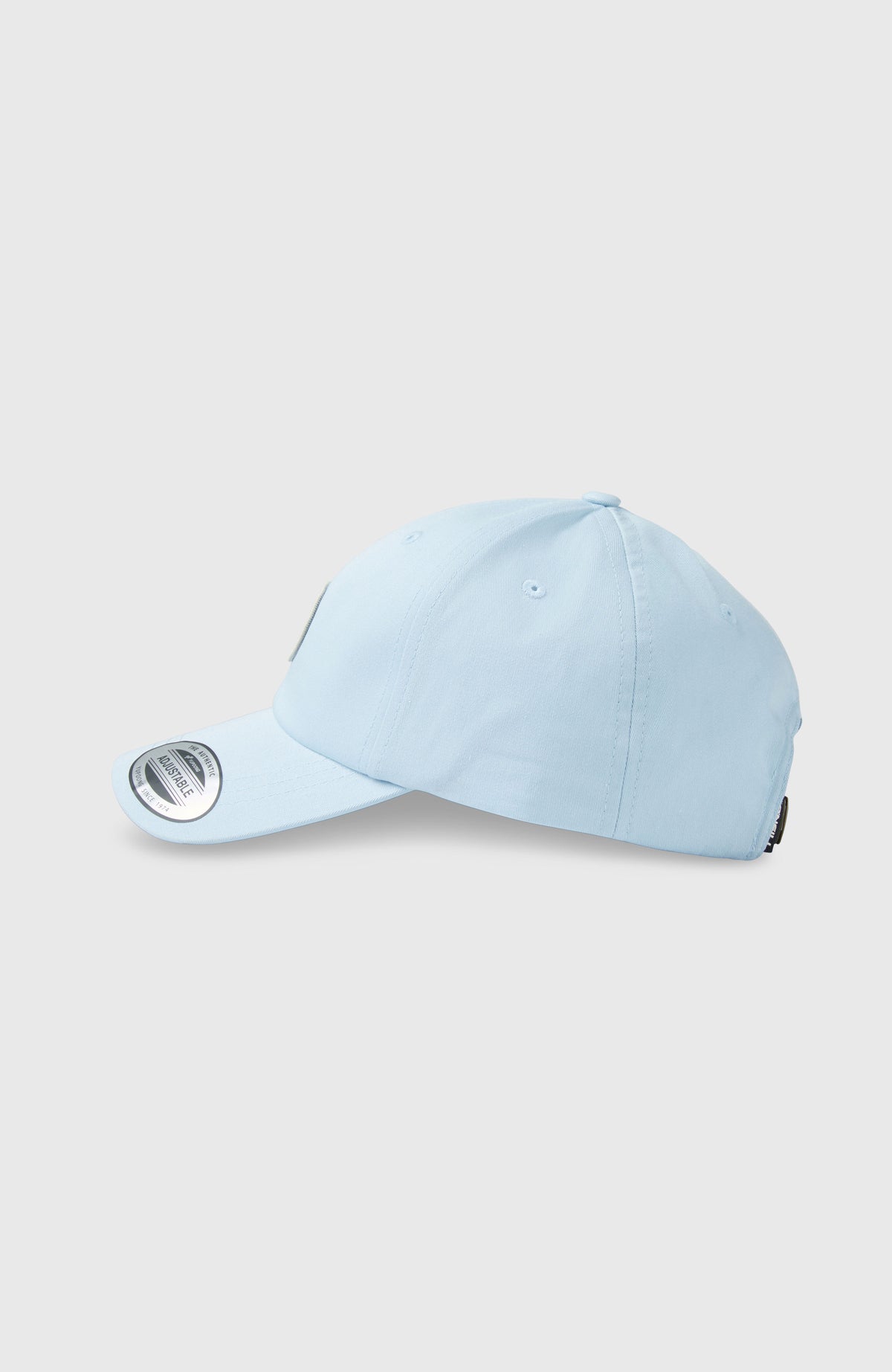 O'Riginals Badge Cap für Herren, blau, freigestellt in Seitenansicht mit gebogenem Schirm