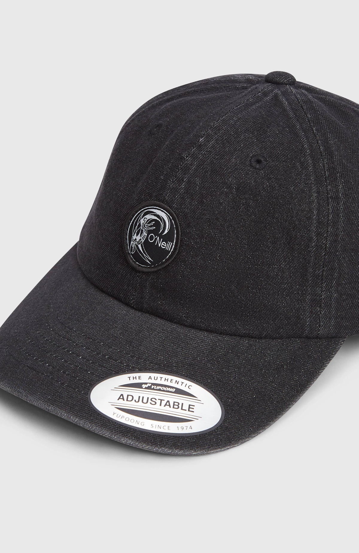 Nahaufnahme der schwarzen O'Riginals Cap für Herren mit Schirm und rundem Logo-Patch