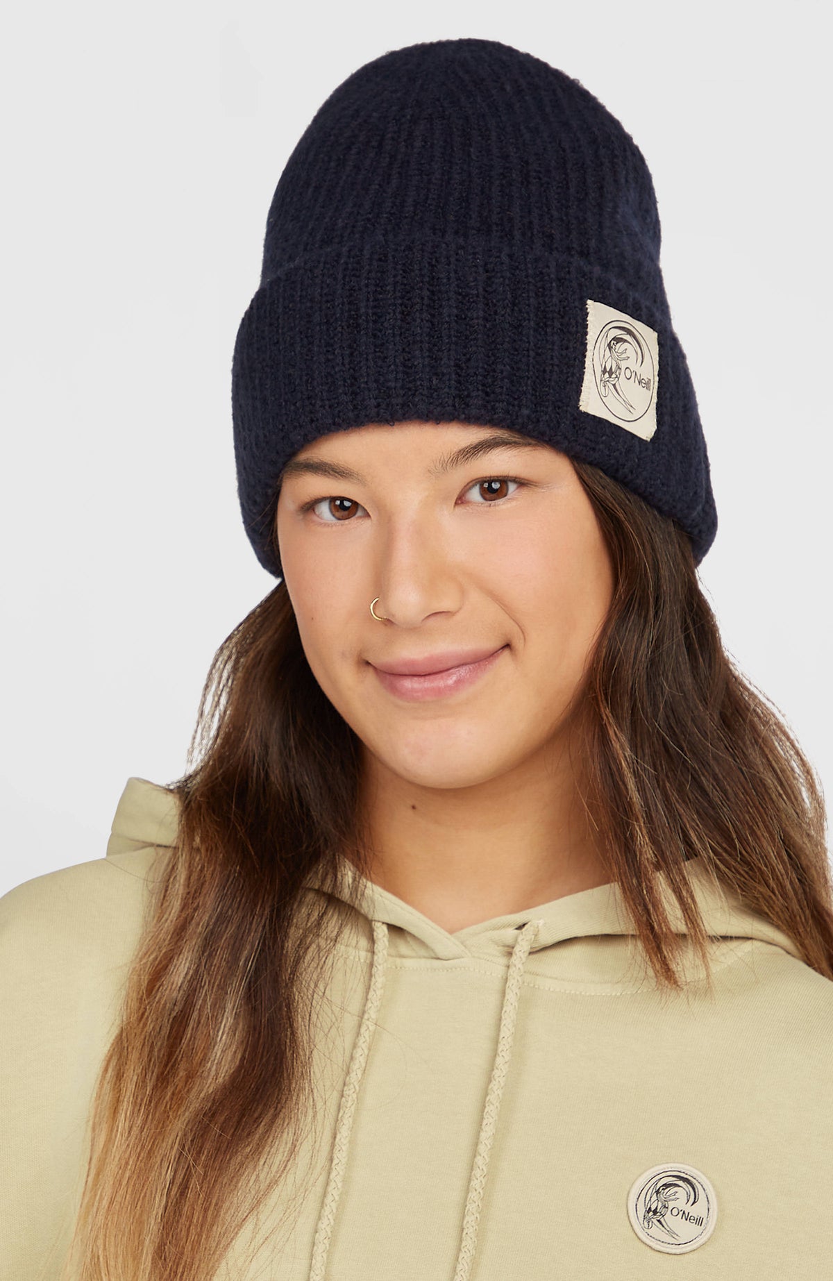 O'Riginals Beanie für Herren, blau, getragen am Model, Vorderansicht mit seitlichem Logo-Aufnäher
