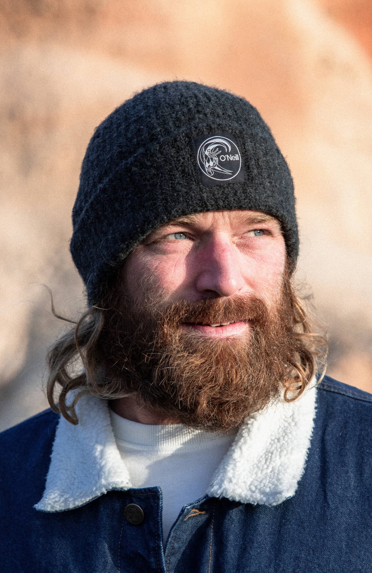 O'Riginals Beanie für Herren, schwarz, getragen am Model im Freien