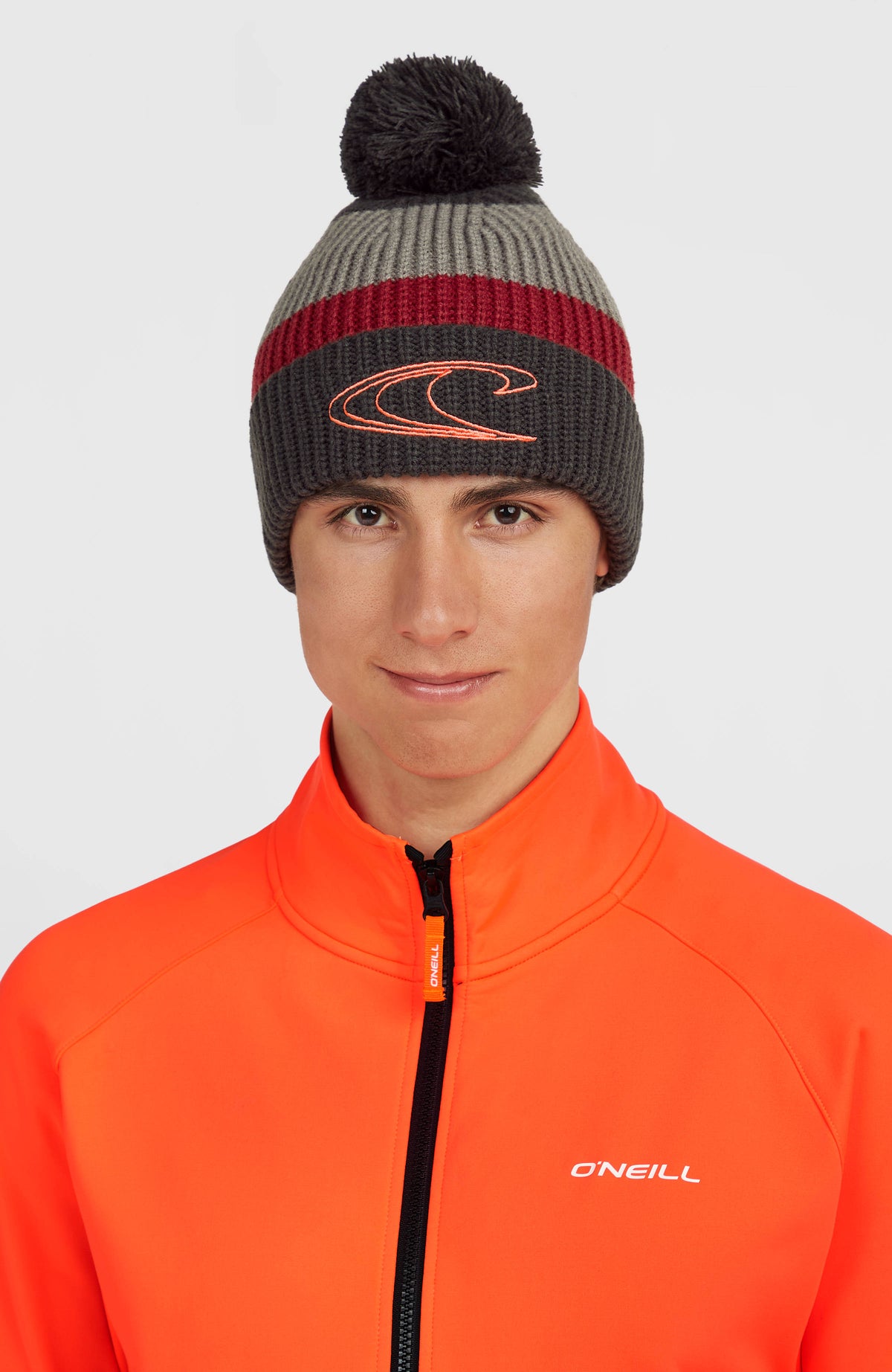 Powder Beanie für Herren, schwarz mit Streifenmuster in Grau und Rot, Vorderansicht, getragen am Model