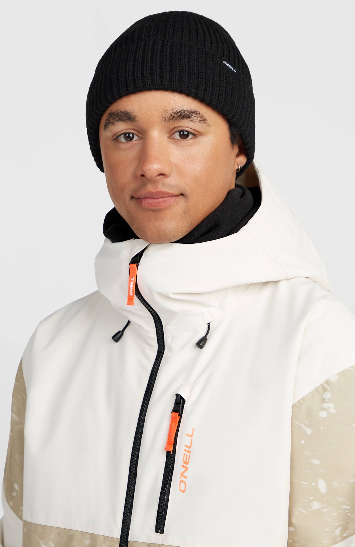 Texture Beanie für Herren, schwarz, getragen am Model in Frontalansicht