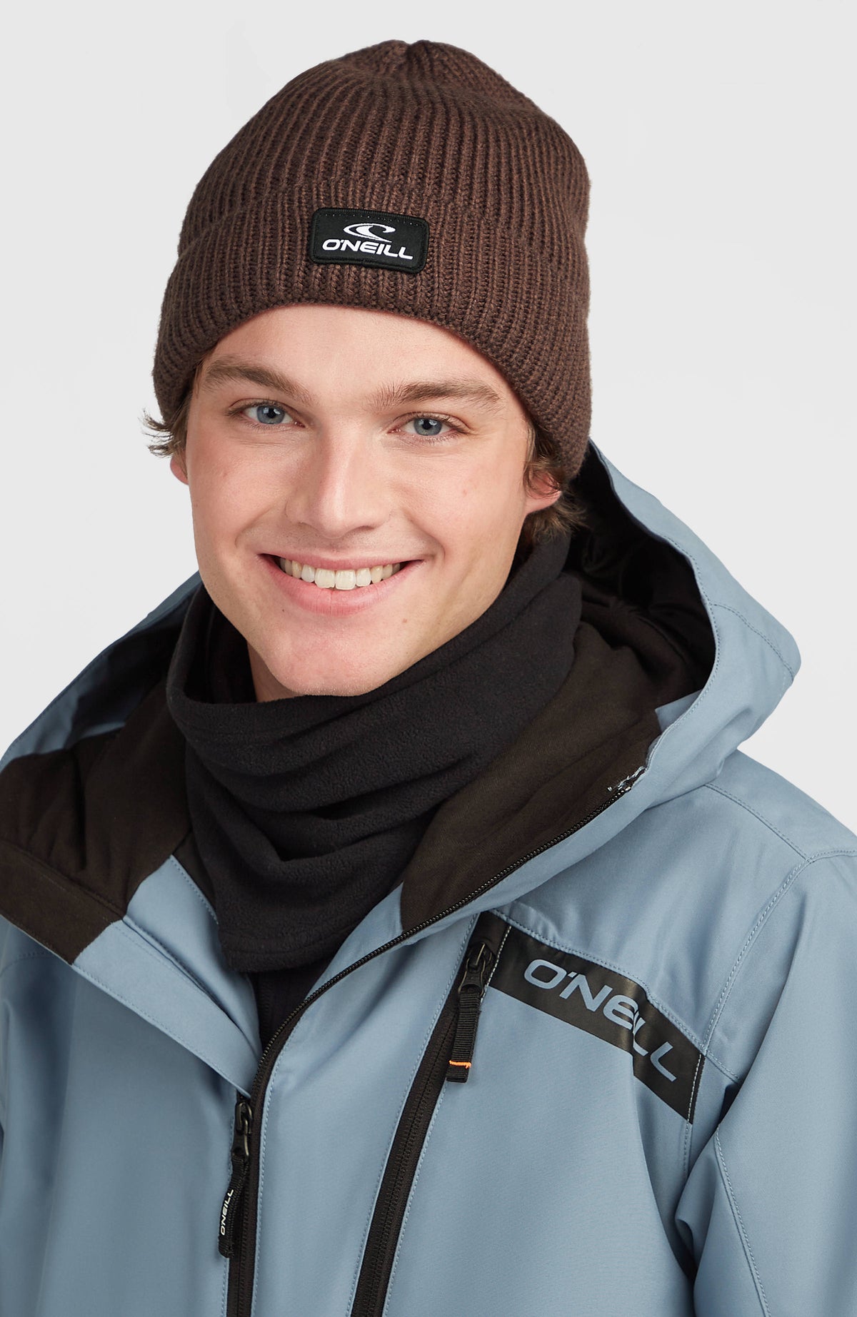 Bouncer Beanie für Herren, lila, getragen am Model, Frontalansicht mit umgeschlagenem Saum
