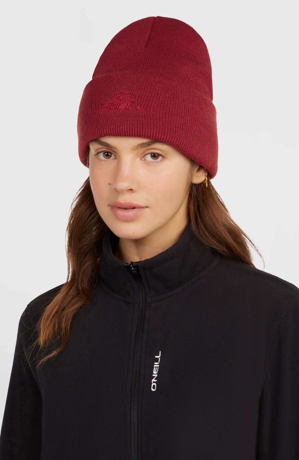 Rote Logo Beanie für Herren, getragen am Model, Ansicht von schräg vorne