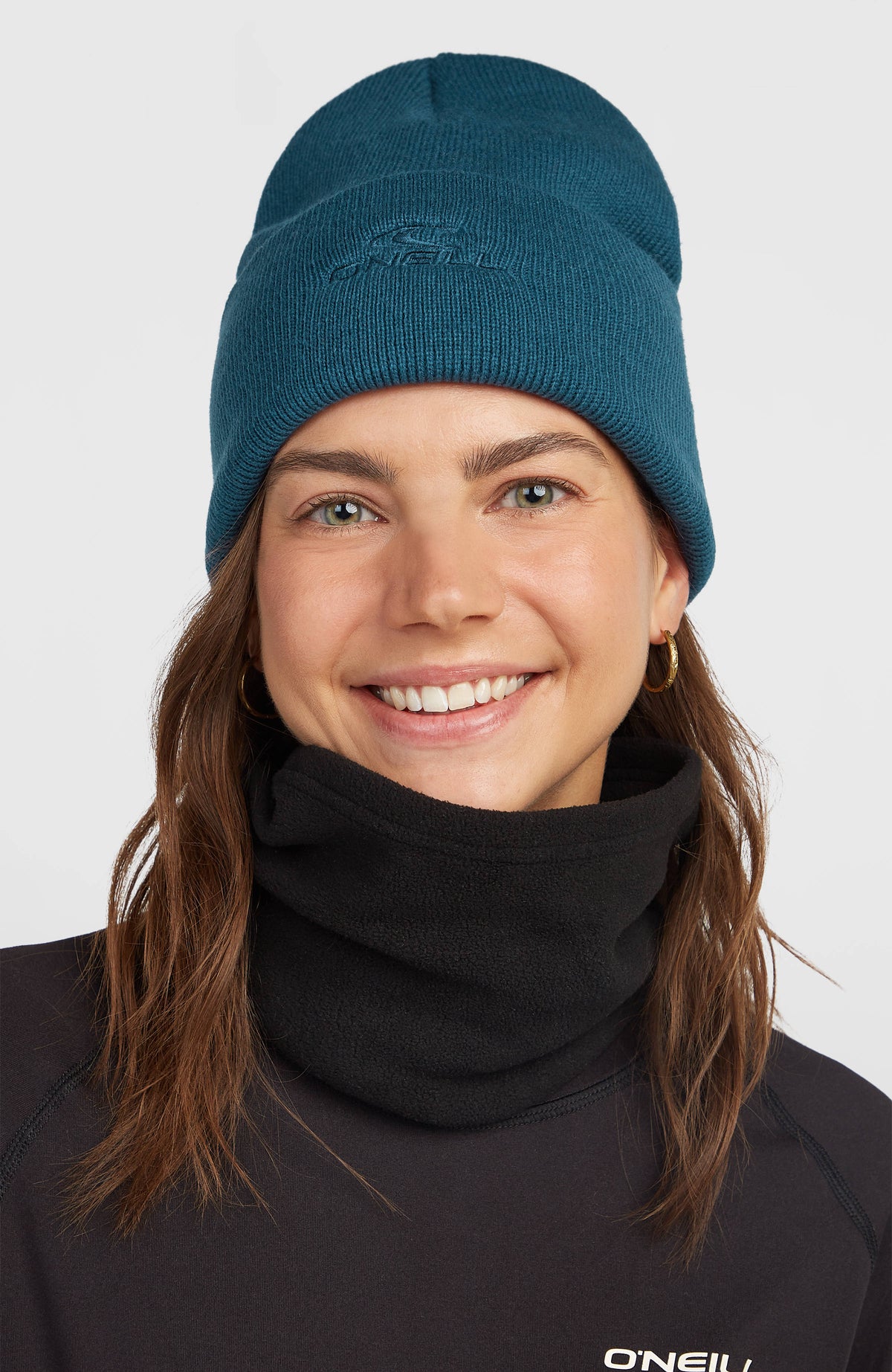 Logo Beanie für Herren, blau, getragen am Model, Nahaufnahme der Mütze mit Umschlag und Logostickerei