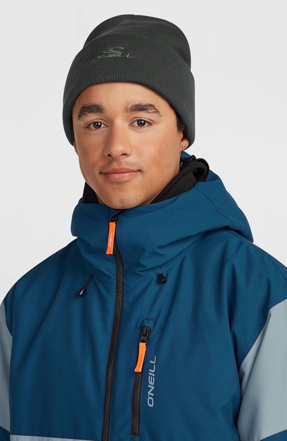 Schwarze Logo Beanie für Herren, getragen am Model, Vorderansicht mit dezentem Logo auf dem Umschlag
