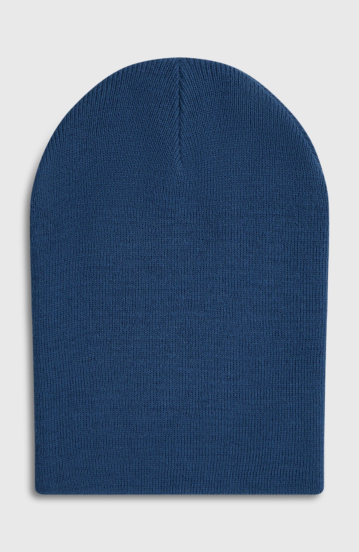 Blaue Dolomite Beanie für Herren, freigestellt von hinten mit feiner Strickstruktur ohne Label