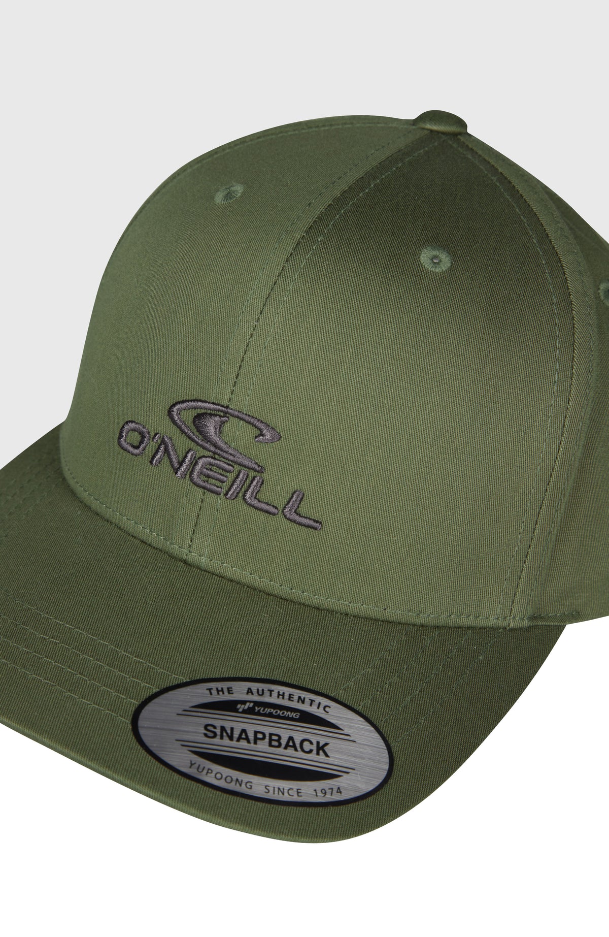 Nahaufnahme der grünen Logo Wave Cap mit gesticktem Logo auf der Vorderseite