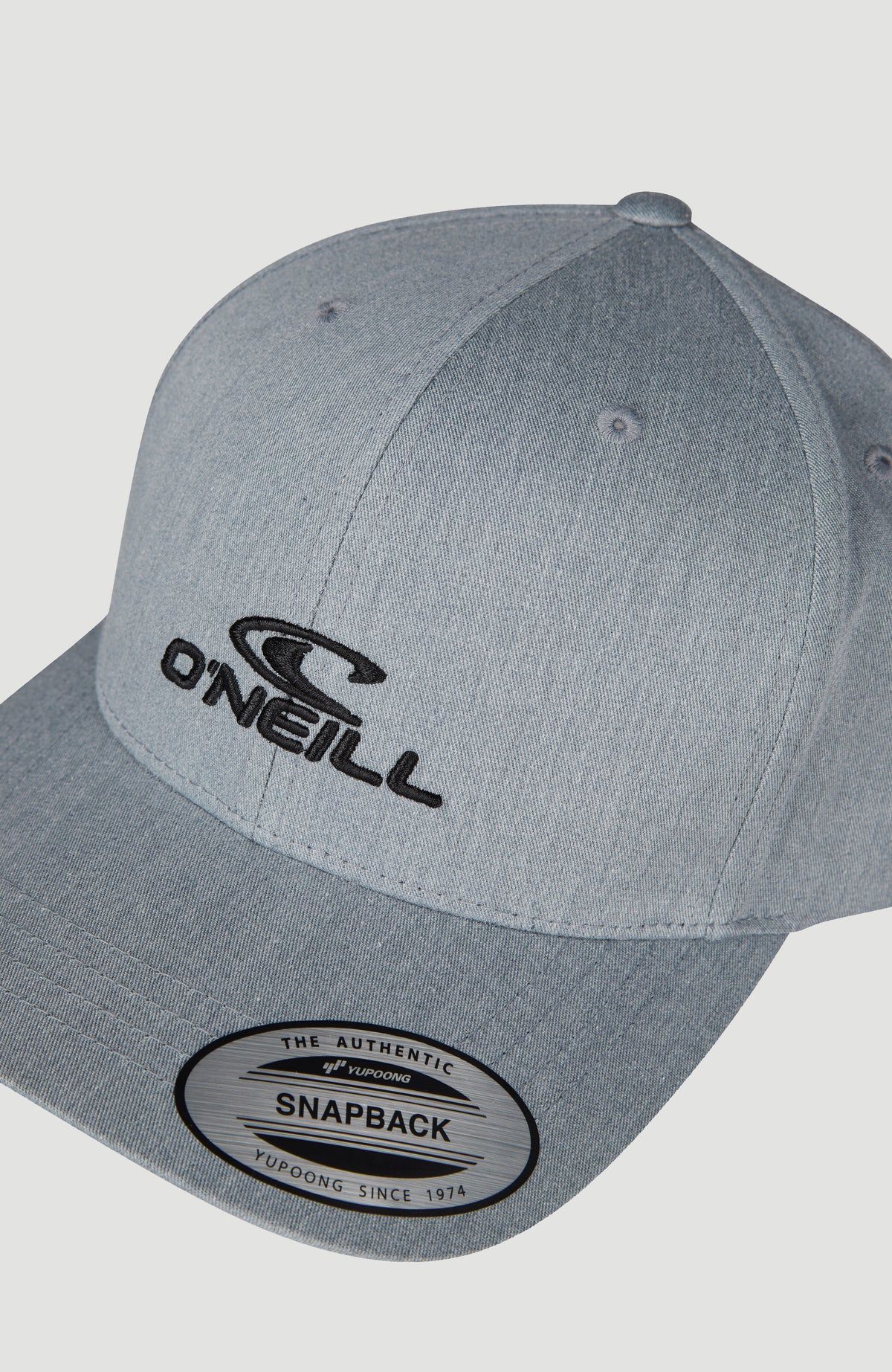 Nahaufnahme der grauen Logo Wave Cap für Herren, Detailansicht von Schirm und Frontlogo
