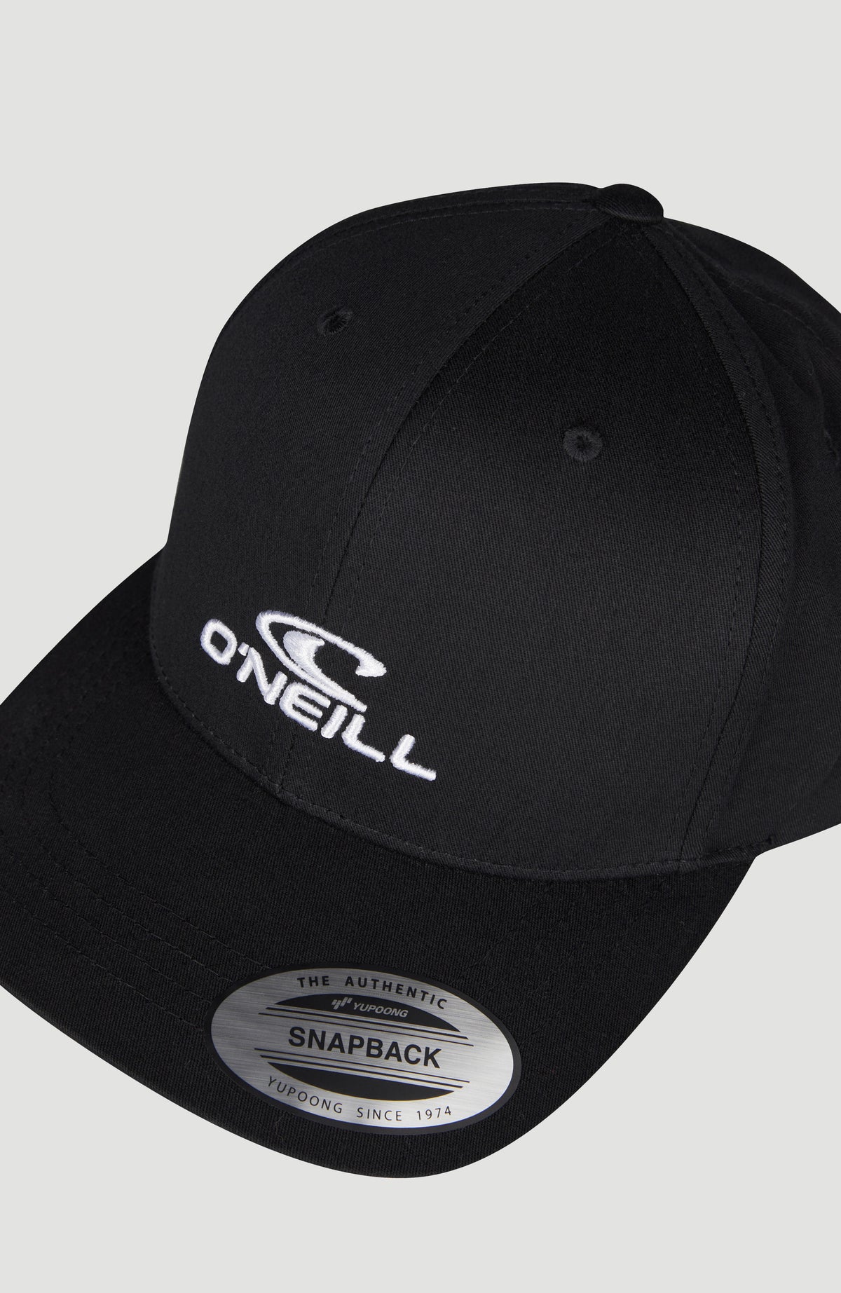 Logo Wave Cap für Herren, schwarz, Nahaufnahme von Schirm und gesticktem Logo-Schriftzug